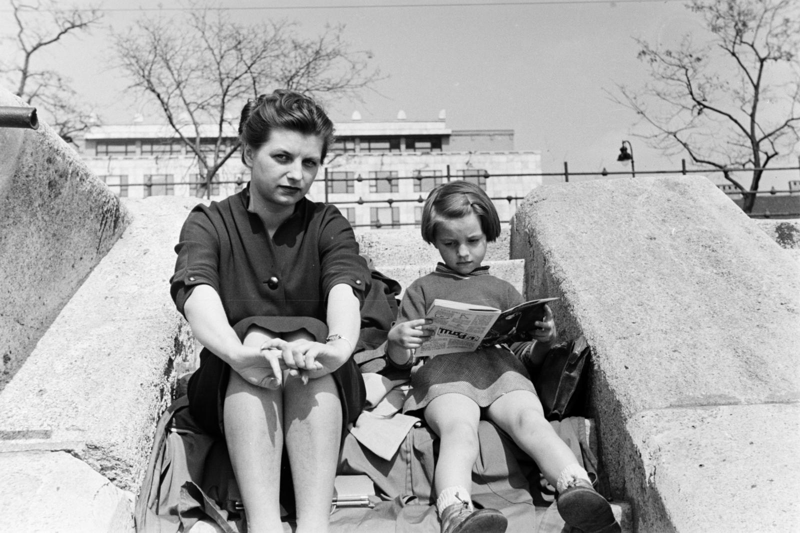 Magyarország, Budapest V., pesti alsó rakpart, a felvétel a Vigadó (Molotov) téri hajóállomás mellett lépcsőnél készült. Háttérben az UVATERV-MÉLYÉPTERV székház., 1956, Szalay János, olvasás, lépcsőn ülni, Budapest, Fortepan #301453