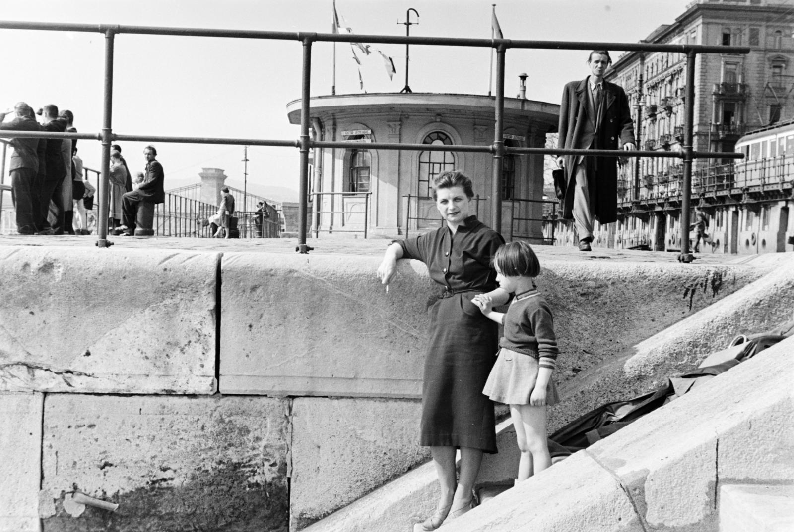 Magyarország, Budapest V., pesti alsó rakpart, a felvétel a Vigadó (Molotov) téri hajóállomásnál készült., 1956, Szalay János, kézenfogva, rakpart, lépcső, Budapest, Fortepan #301456