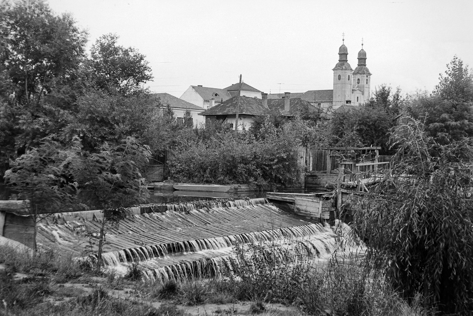 Romania,Transylvania, Ordorheiu Secuiesc, sétatéri gát, a Nagy-Küküllő zúgója, háttérben a ferences templom., 1963, Németh Tamás, church, Franciscans, Fortepan #30146