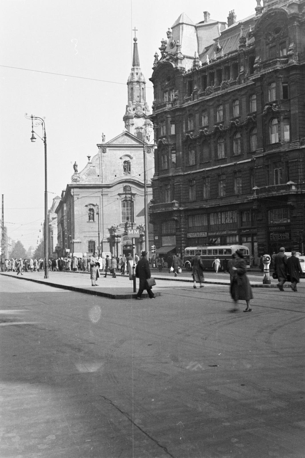 Hungary, Budapest V., Ferenciek tere (Felszabadulás tér), szemben a Belvárosi Ferences templom, balra a Kossuth Lajos utca., 1960, Szalay János, Budapest, tram stop, Fortepan #301473