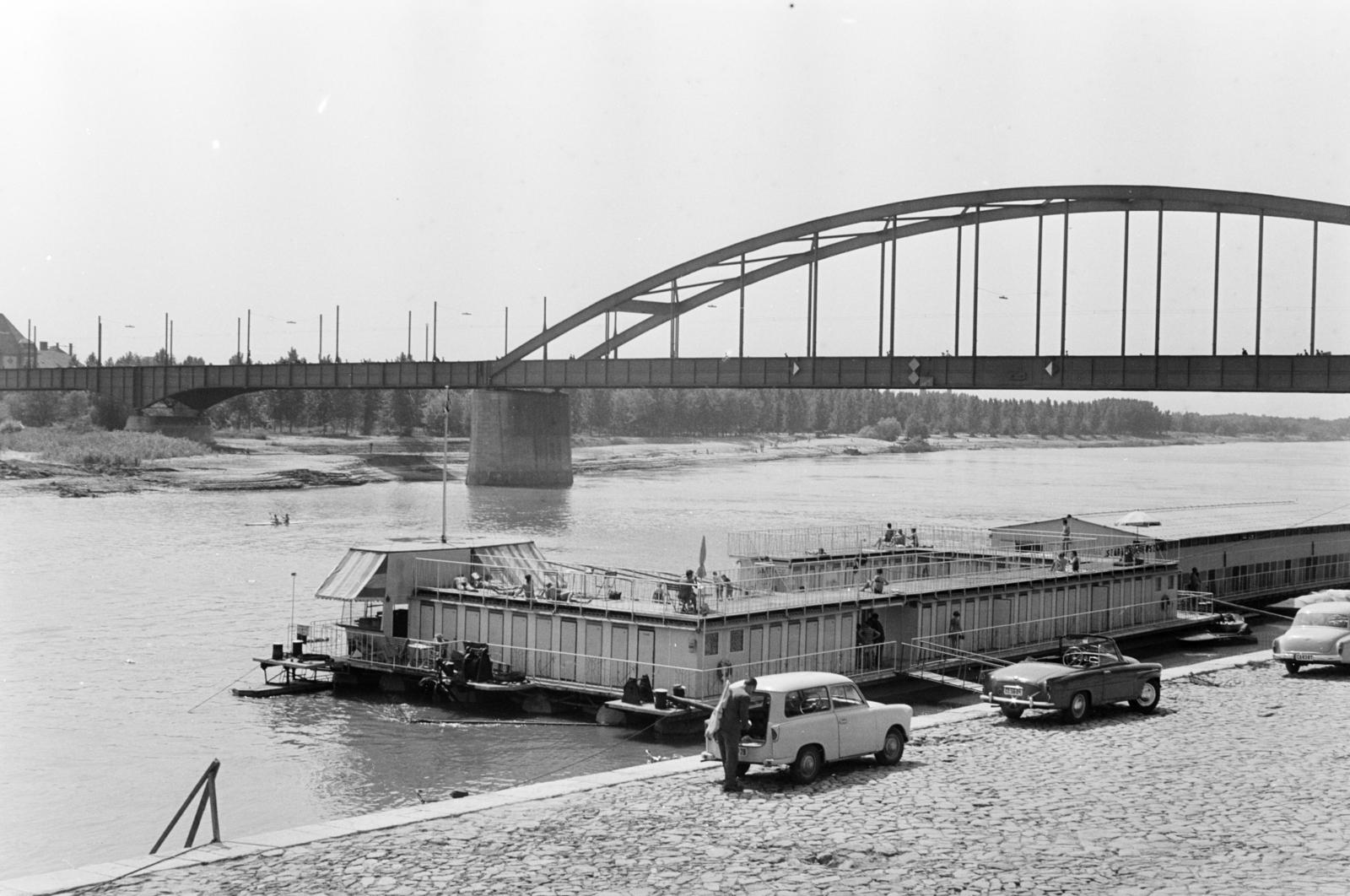 Magyarország, Szeged, Tisza-part, előtérben a Béke úszóház, háttérben a Belvárosi híd., 1966, Szalay János, Fortepan #301484
