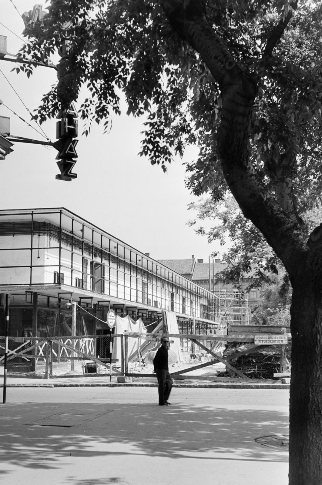 Hungary, Szeged, Tisza Lajos (Lenin) körút - Mikszáth Kálmán utca sarok. A Tisza (később Centrum) Áruház építkezése., 1966, Szalay János, Fortepan #301487