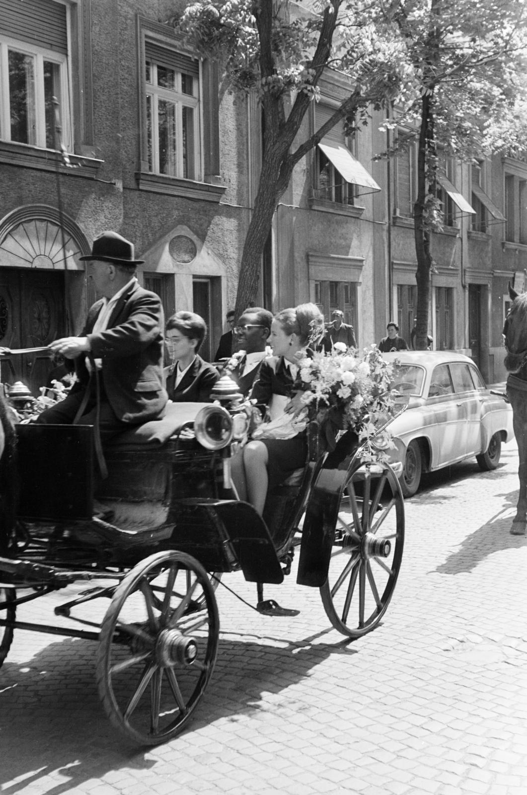 Hungary, Szeged, Szent Gellért tér, végzős hallgatók ballagása, háttérben a 4-es számú ház, jobbra a Szent Gellért utca., 1966, Szalay János, Fortepan #301489