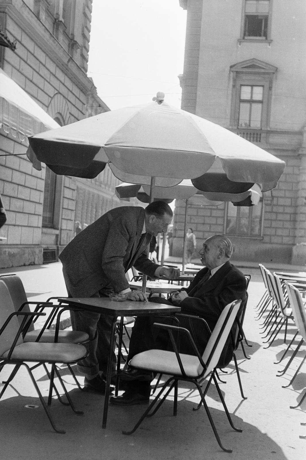 Magyarország, Szeged, Szeged Klauzál tér, a Virág cukrászda terasza, háttérben a Victor Hugo utca torkolata., 1966, Szalay János, beszélgetés, napernyő, Fortepan #301492