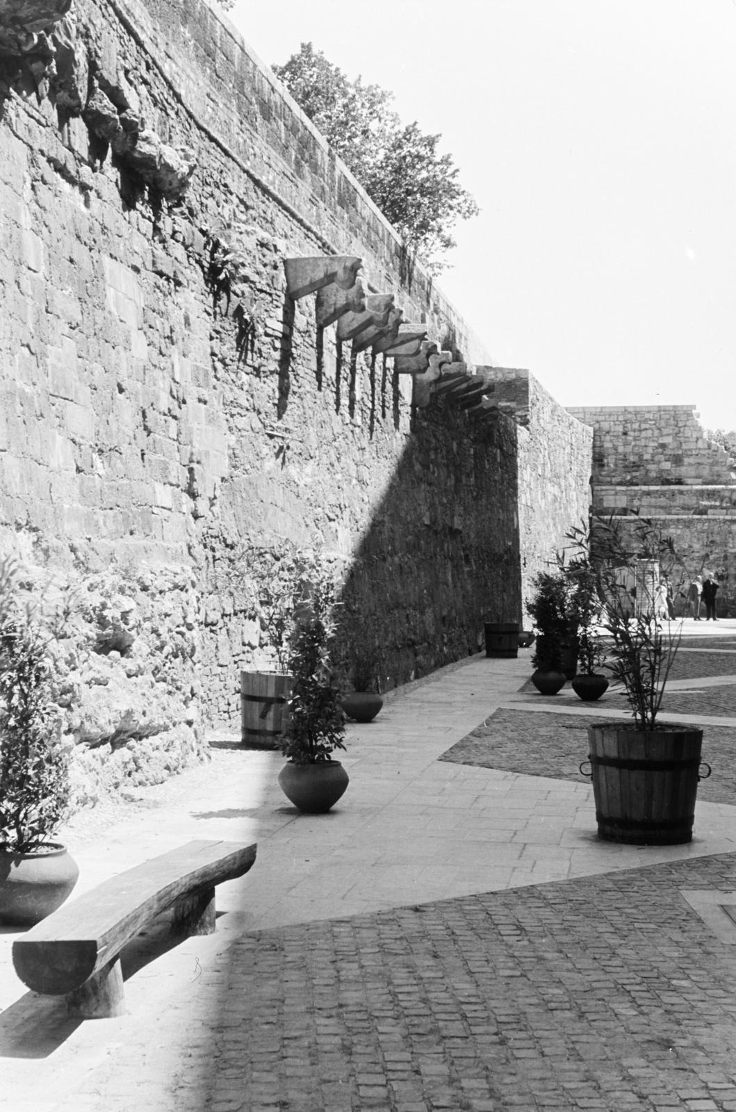 Hungary, Budapest I., a Budavári Palota (korábban Királyi Palota) keleti zárt udvara., 1966, Szalay János, Budapest, castle wall, Fortepan #301494