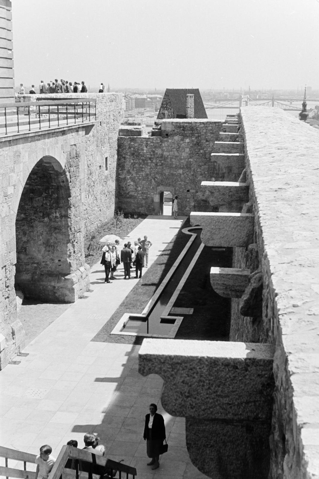 Hungary, Budapest I., a Budavári Palota (korábban Királyi Palota) nyugati zárt udvara a Budapesti Történeti Múzeum bejáratától nézve., 1966, Szalay János, Budapest, Fortepan #301495