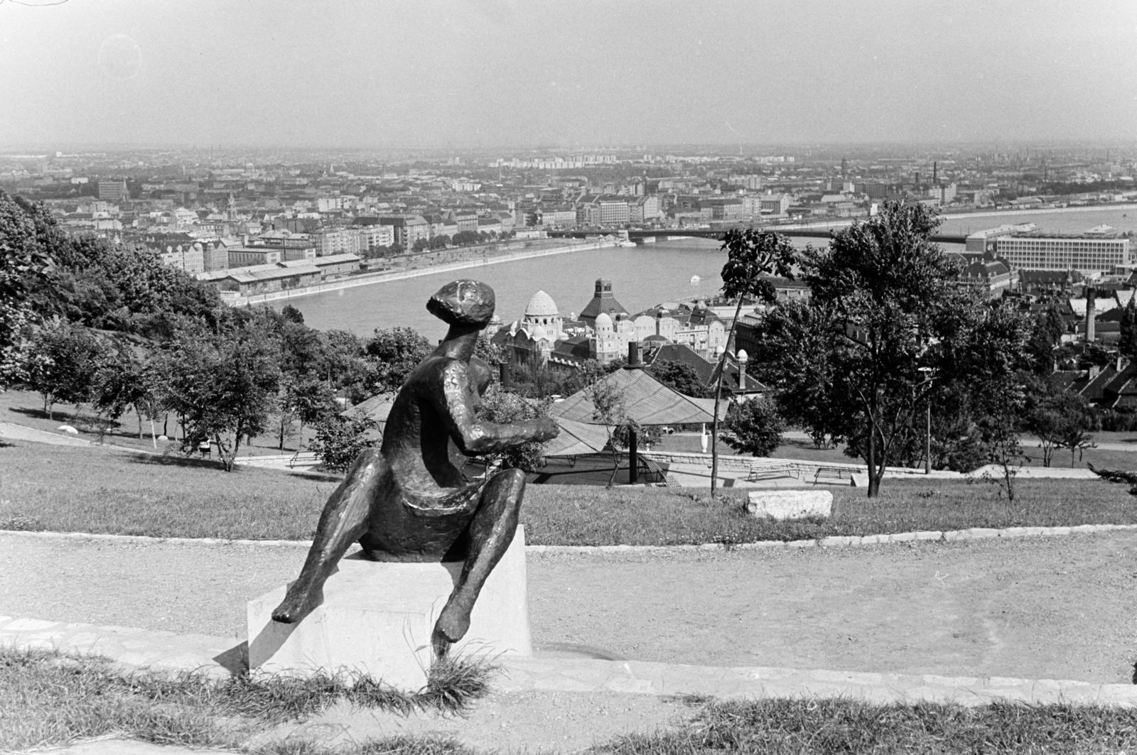 Hungary, Budapest XI., a Citadella alatti déli lejtő, Jubileumi park. Előtérben az Ülő nő kútszobor / Budapesti lány Tar István szobrászművész alkotása (1965). Háttérben a Duna és a Petőfi híd látható., 1966, Szalay János, István Tar-works, Budapest, Fortepan #301496