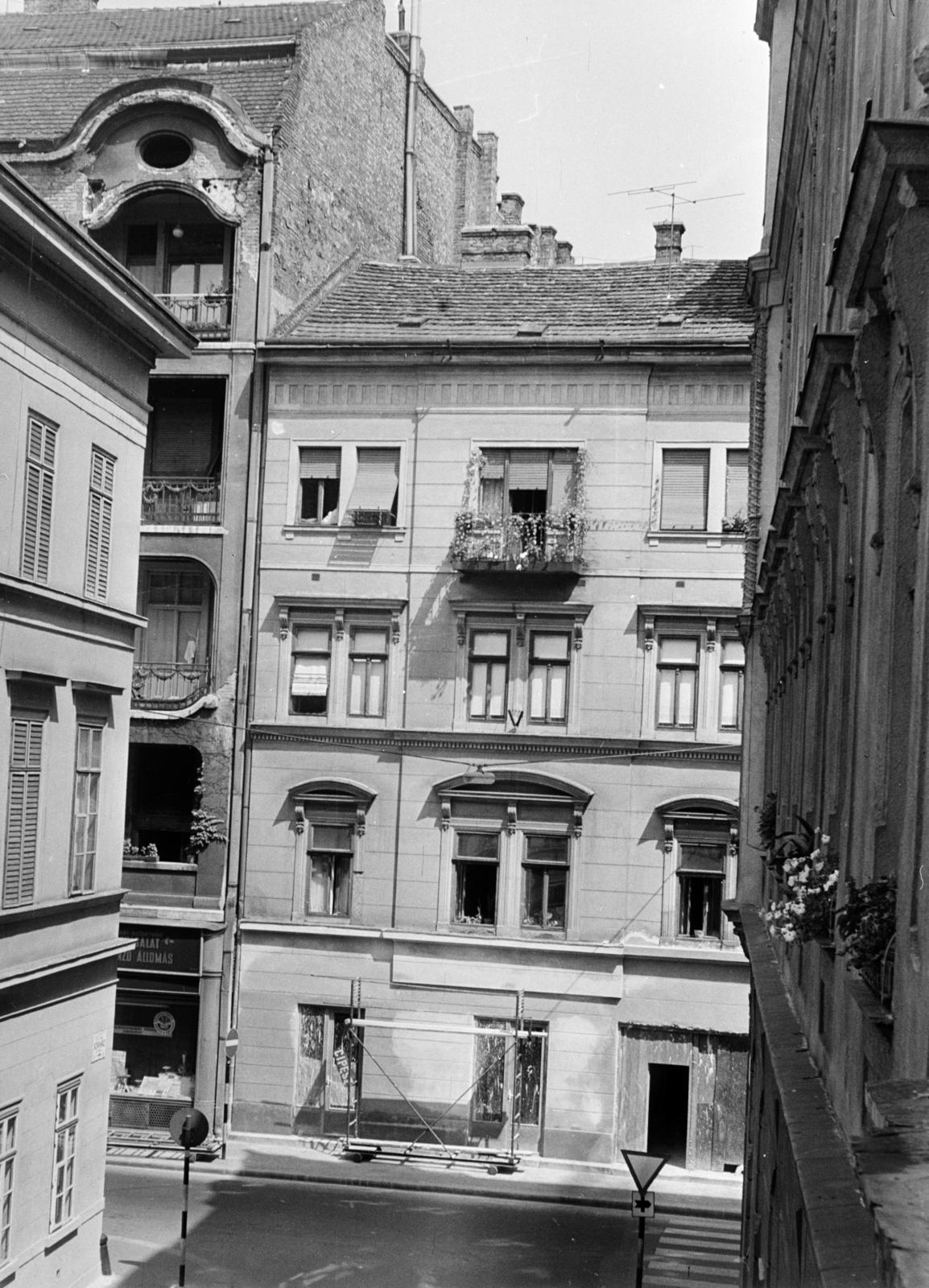 Magyarország, Budapest V., a felvétel a Molnár utca 20. számú sarokház Sörház utcai oldalán, egy erkélyen készült. Szemben a Váci utca 60-as számú ház látható., 1966, Szalay János, Budapest, Fortepan #301502