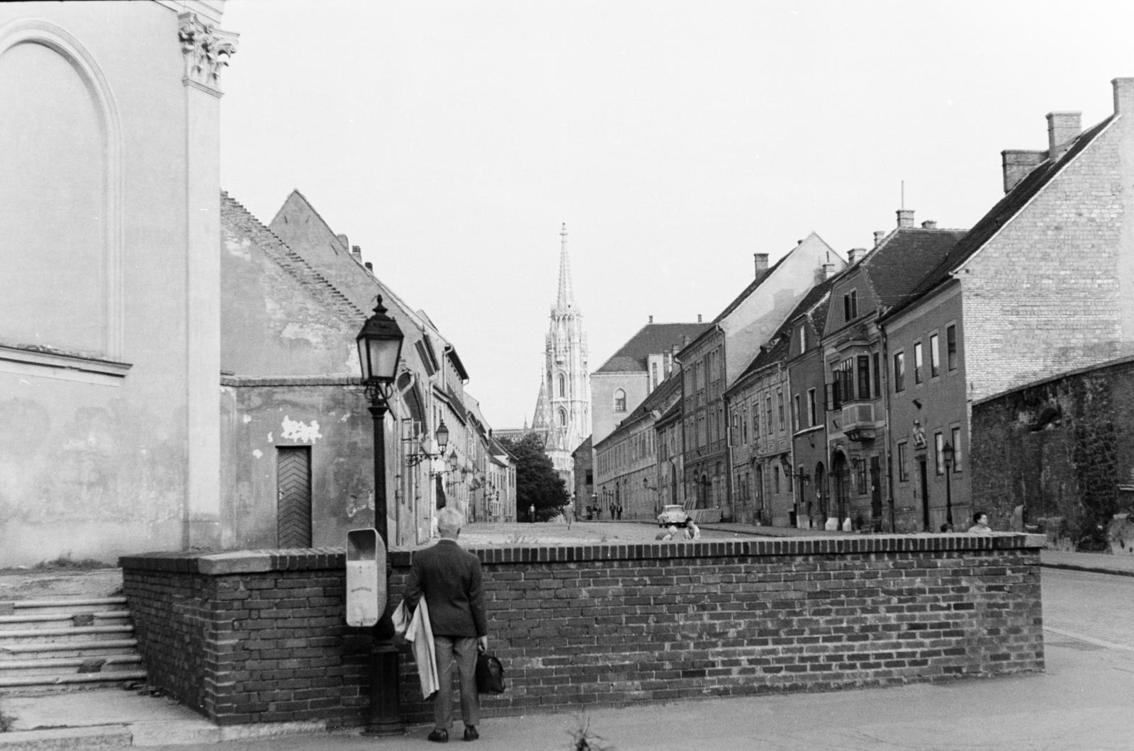 Hungary, Budapest I., Fortuna utca, a felvétel a Bécsi kapu téri Budavári Evangélikus templom mellett készült. Szemben a Mátyás templom., 1963, Szalay János, Budapest, Fortepan #301518