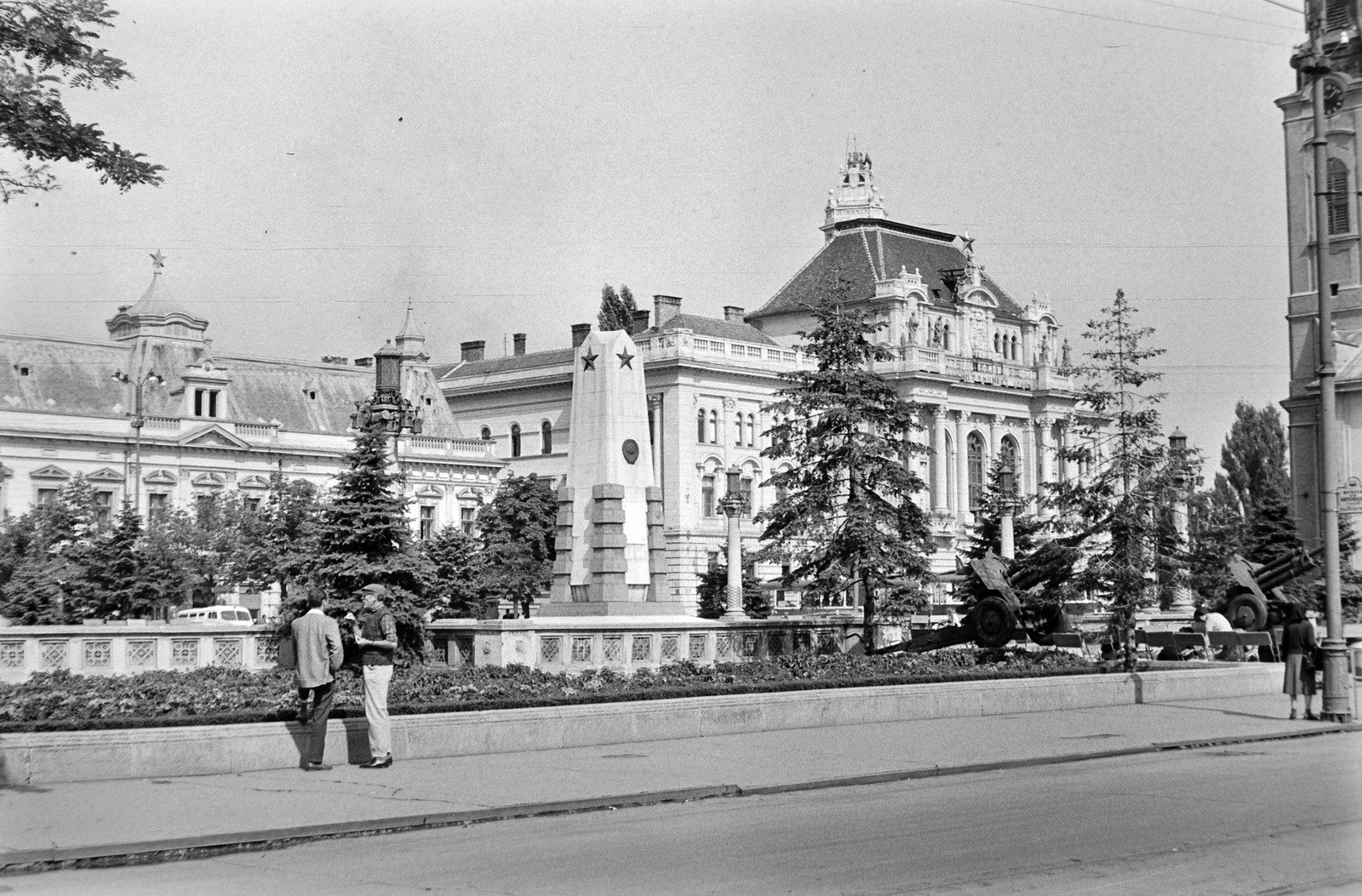 Romania,Transylvania, Oradea, Szent László tér (Piata Unirii), háttérben a Városháza., 1963, Németh Tamás, public building, Soviet memorial, eclectic architecture, Kálmán Rimanóczy-design, Fortepan #30154