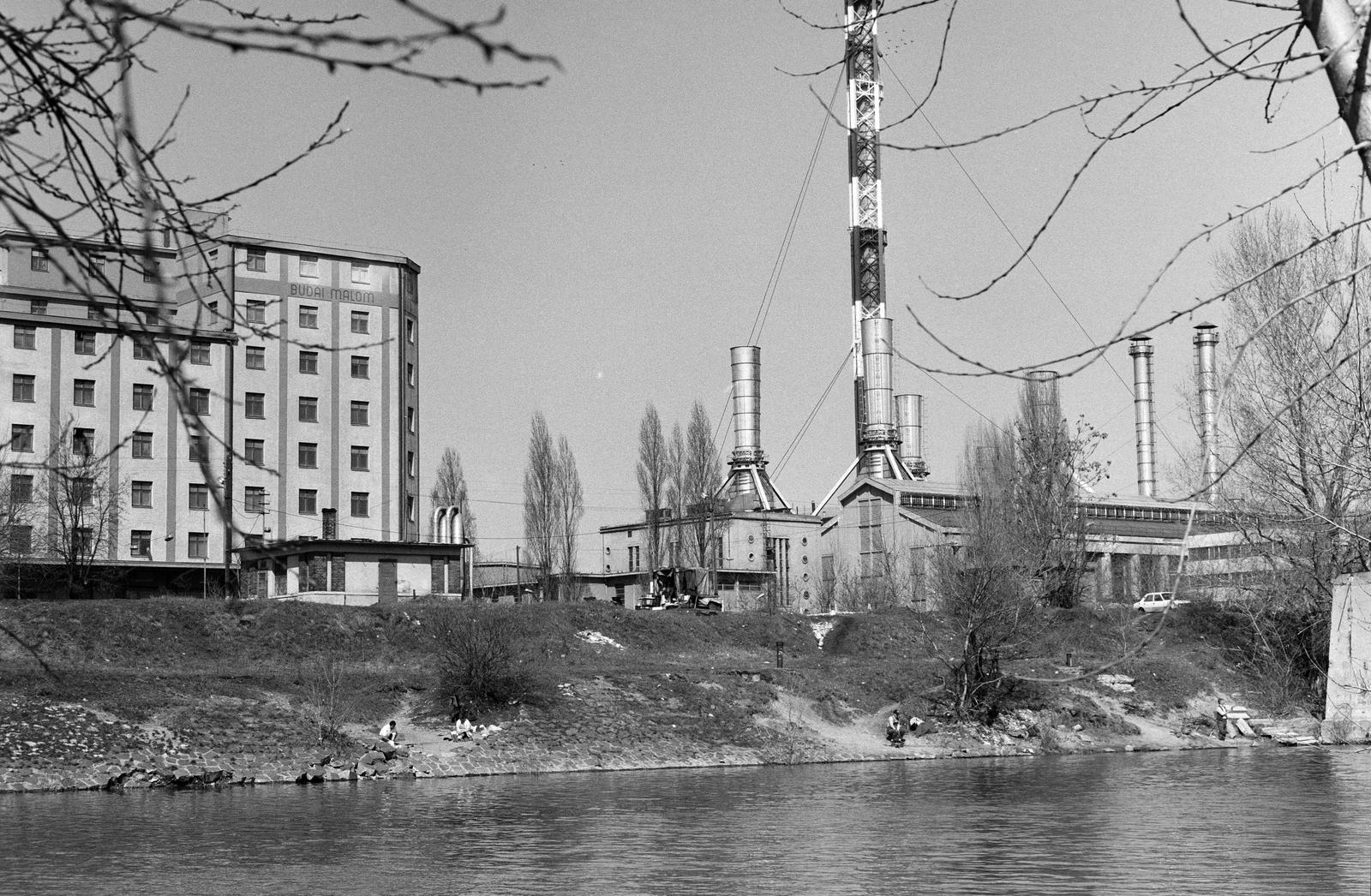 Hungary, Budapest XI., Lágymányosi öböl, balra a Budai Hengermalom épülete, jobbra a Kelenföldi Hőerőmű., 1986, Szaller Károly, Budapest, Fortepan #301597
