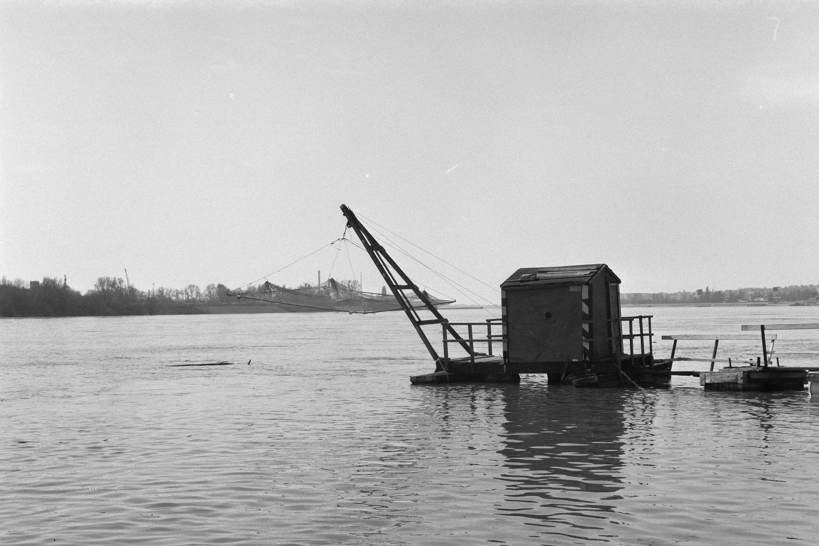 Hungary, Budapest XI., halász úszóháza a Kopaszi-gátnál. Jobbra az Árasztó út melletti Albertfalvai Duna-part látszik., 1986, Szaller Károly, Budapest, Fortepan #301598
