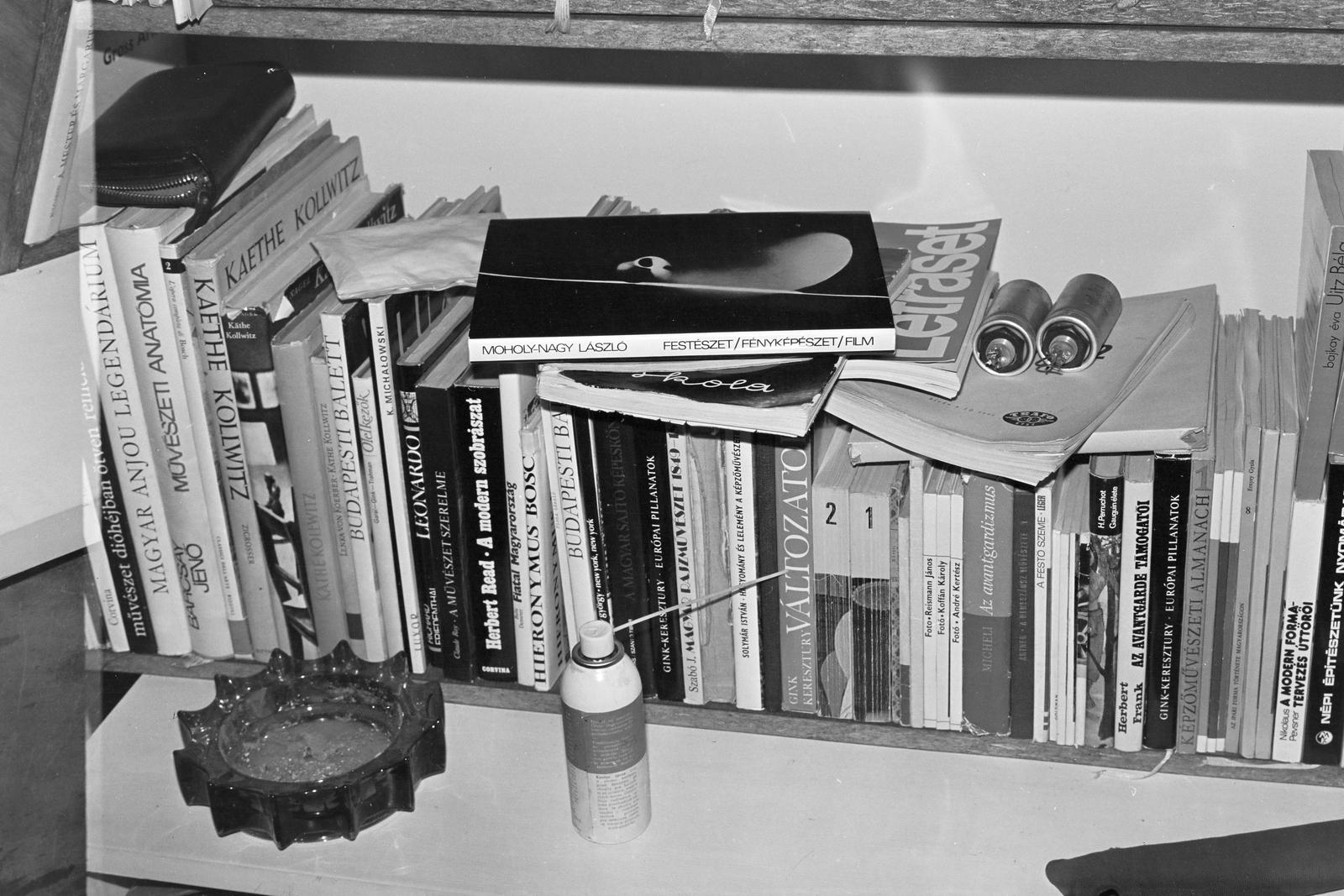 1984, Szaller Károly, bookshelf, ashtray, Fortepan #301623