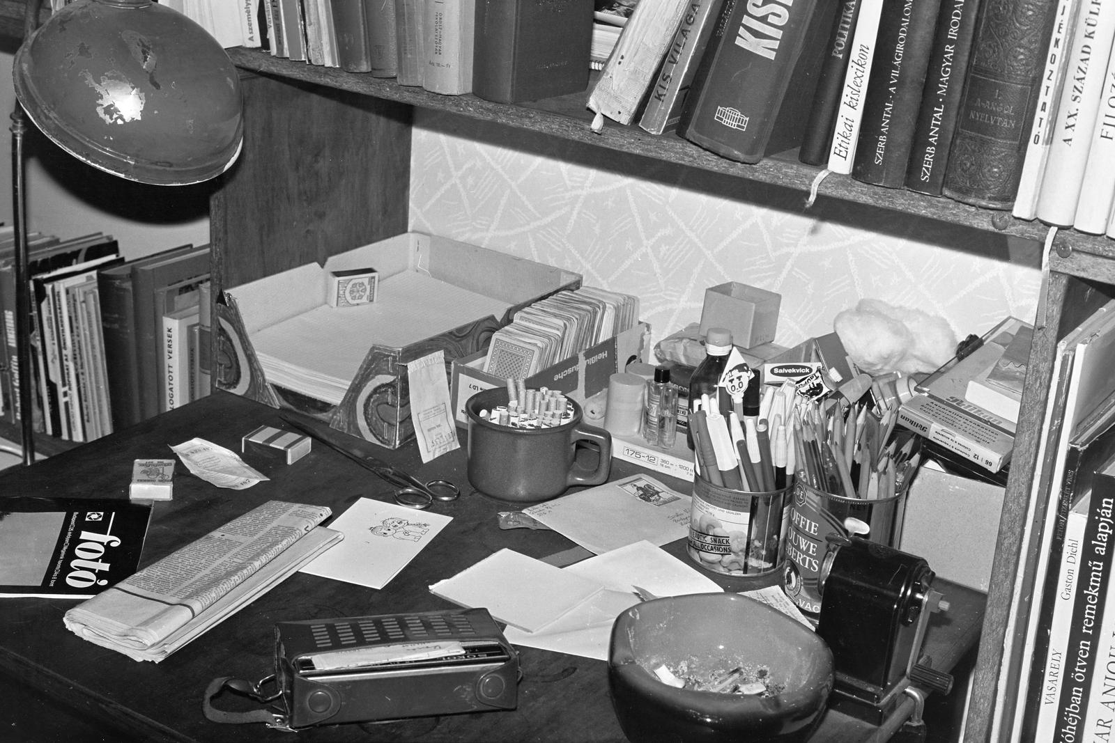 1984, Szaller Károly, cigarette, still life, Sokol-brand, sharpener, ashtray, Fortepan #301624