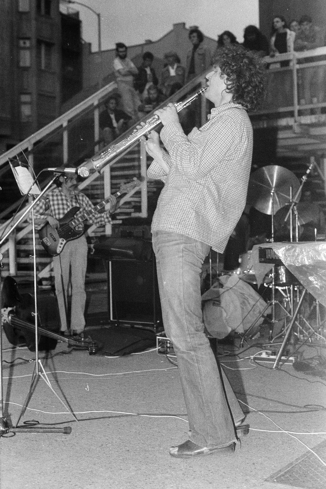 Magyarország, Budapest V., Március 15. tér, park és a római romterület (Contra-aquincum) bemutatóhely, a Dimenzió együttes koncertje. Előtérben Dés László, a balra a lépcsőnél Tóth Tamás, jobbra takarva a dobok mögött Baló István., 1980, Szaller Károly, Budapest, hangszer, Fortepan #301626