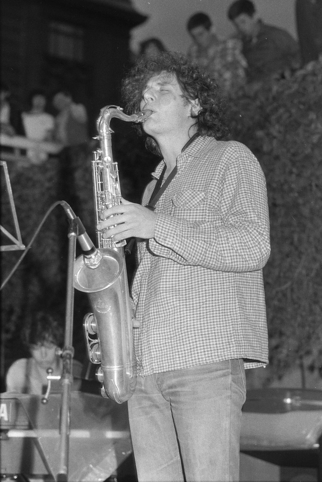 Hungary, Budapest V., Március 15. tér, park és a római romterület (Contra-aquincum) bemutatóhely, a Dimenzió együttes koncertje, Dés László., 1980, Szaller Károly, Budapest, Fortepan #301629