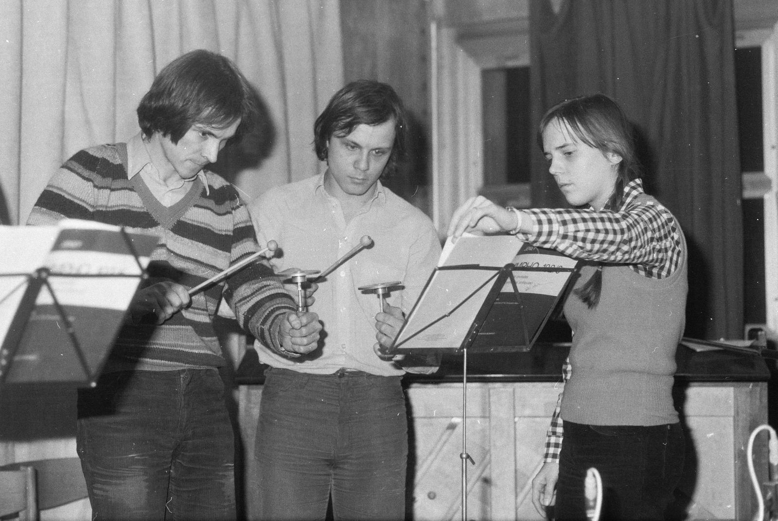 Hungary, Budapest V., Molnár utca 9., Belvárosi Ifjúsági Ház. Soós András zeneszerző, karmester, Gőz László harsonaművész, Schnierer Klára gordonkaművész., 1982, Szaller Károly, Budapest, musical instrument, music-stand, three people, Fortepan #301631