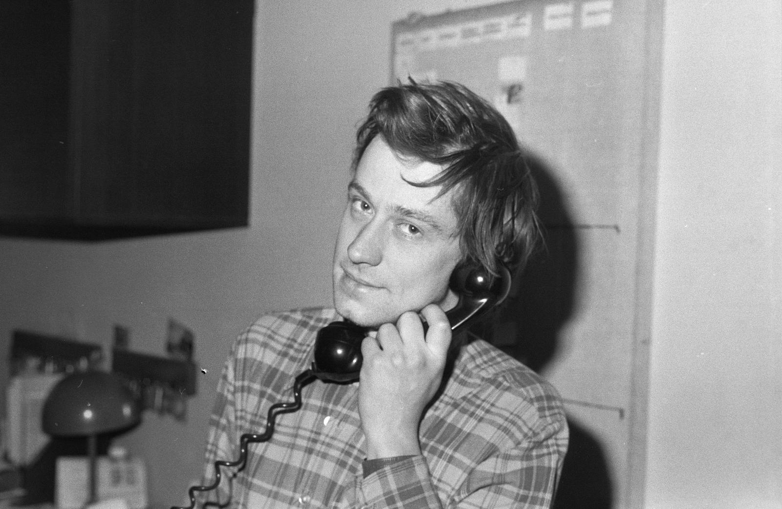 Magyarország, Budapest V., Molnár utca 9., Belvárosi Ifjúsági Ház. Pöcze Gábor népművelő., 1981, Szaller Károly, Budapest, kézben tartani, telefonkagyló, Fortepan #301638