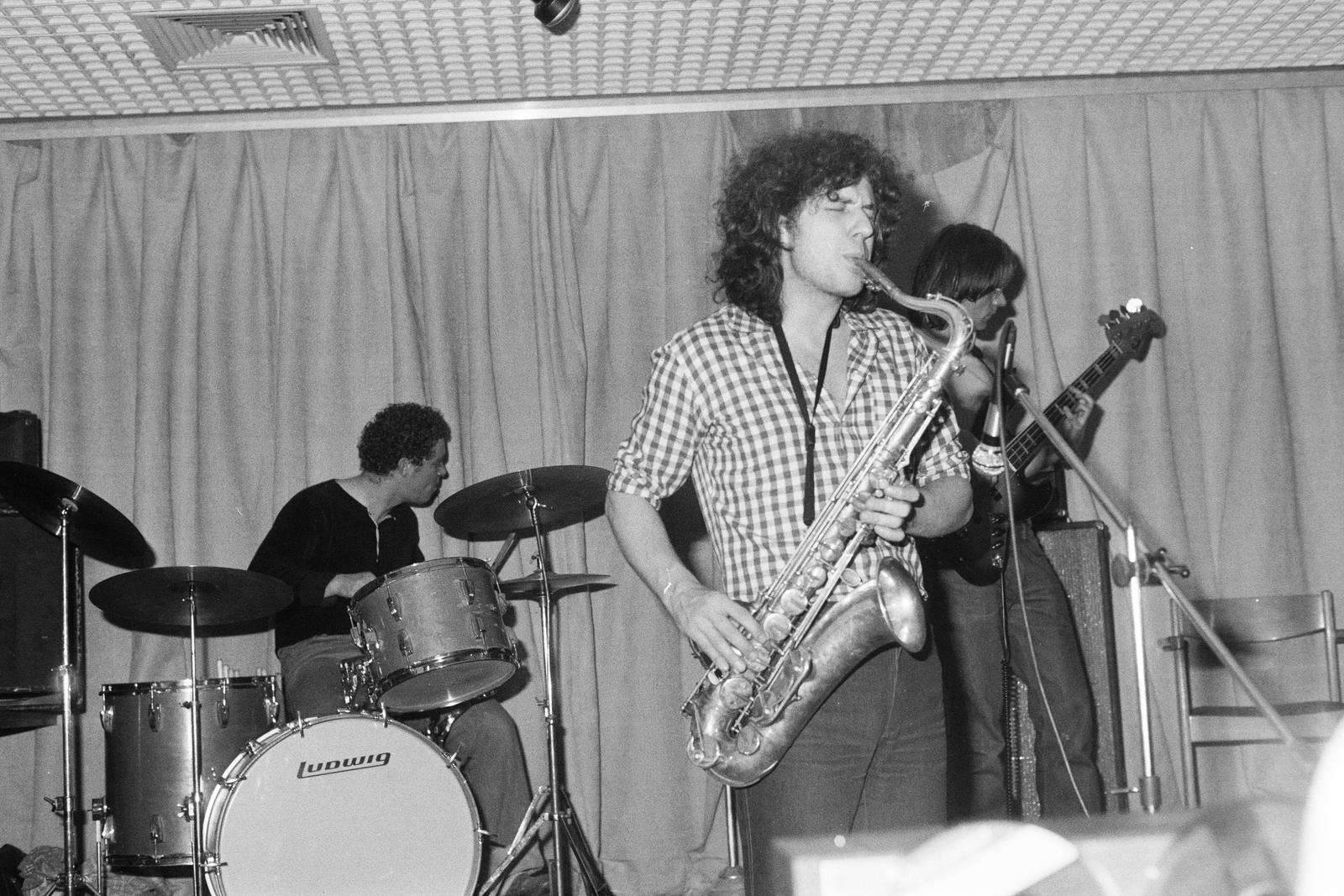 Magyarország, Budapest V., Molnár utca 9., Belvárosi Ifjúsági Ház. Előtérben Dés László, háttérben Baló István és Tóth Tamás., 1985, Szaller Károly, Budapest, szaxofon, Fortepan #301643