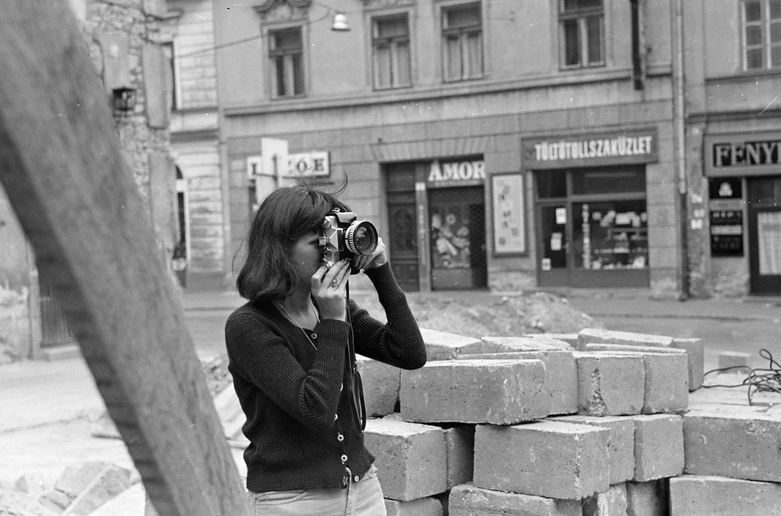 Magyarország, Pécs, Jókai tér, háttérben a 9-es számú ház., 1978, Szaller Károly, Fortepan #301655