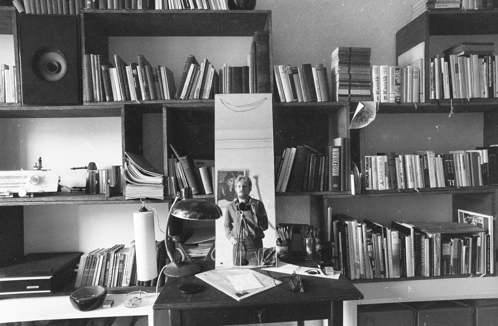 1980, Szaller Károly, Best of, fotózás, tükörkép, tükör, könyvespolc, Fortepan #301665