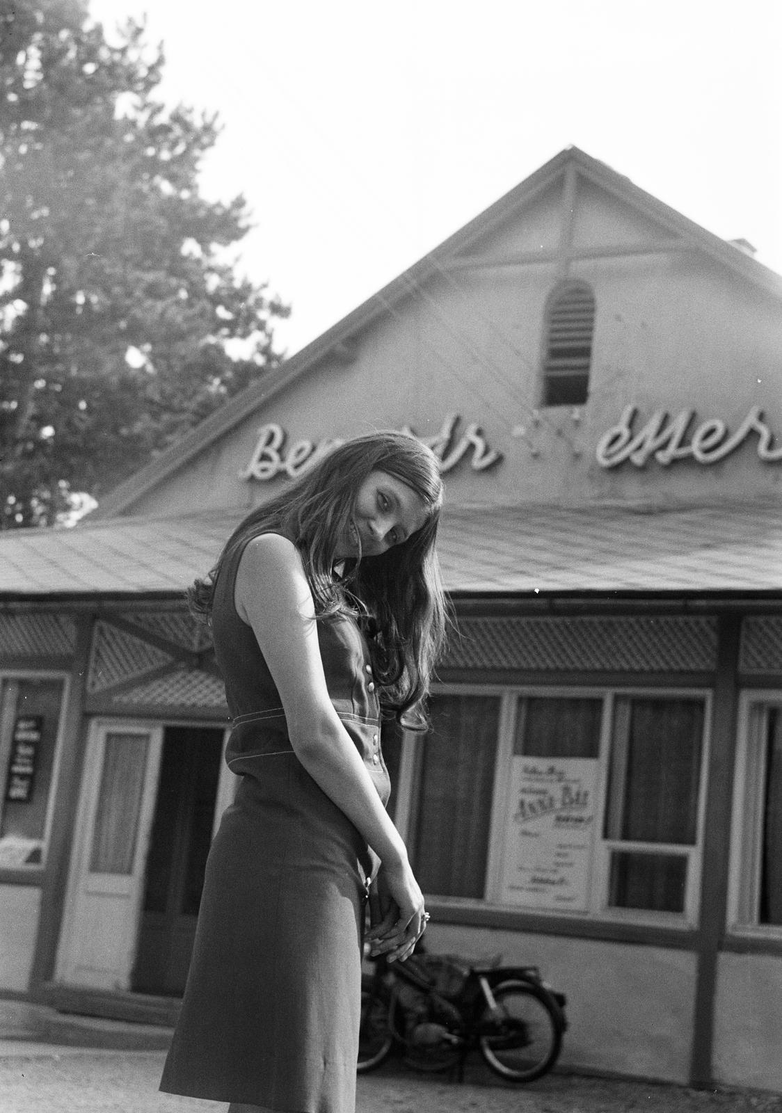 Hungary, Mátrafüred, Parádi út 10., a felvétel a Benevár étterem előtt készült., 1974, Szaller Károly, Fortepan #301677