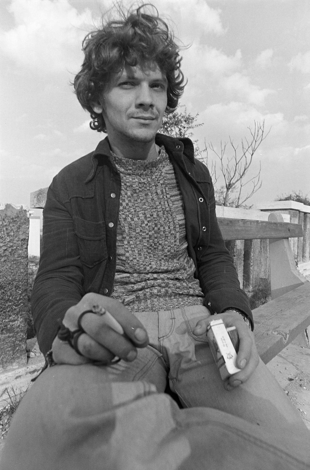 Magyarország, Budapest XXII., Budafok, a felvétel a Fehérhegy utca / Fehérhegy lépcsőnél lévő kilátópontnál készült., 1979, Szaller Károly, Budapest, dohányzás, portré, fiú, Fortepan #301693