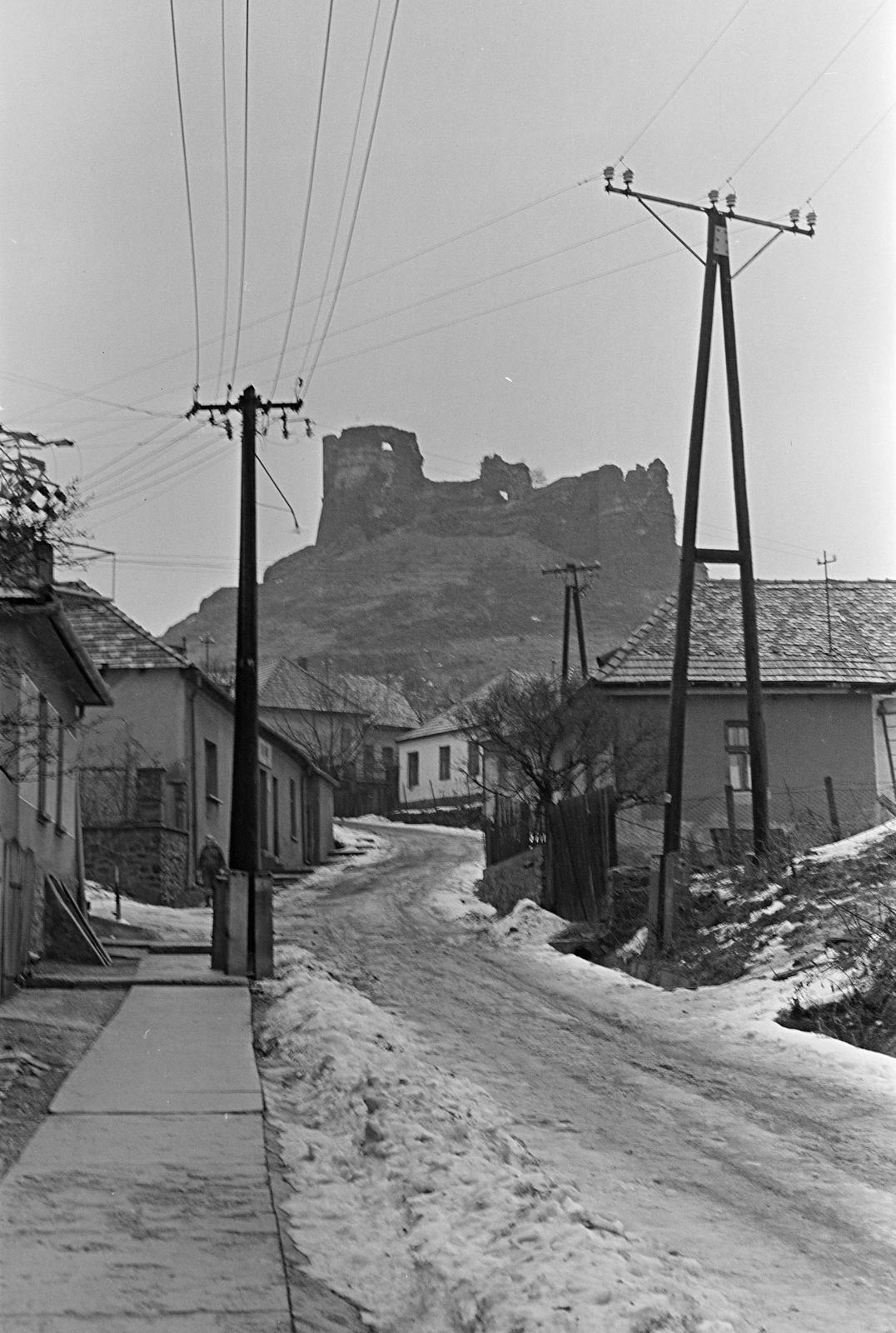Magyarország, Salgótarján, Somoskő városrész, Vároldal utca, balra a Bajza József utca torkolata, szemben a vár., 1979, Szaller Károly, utcakép, földút, Fortepan #301698