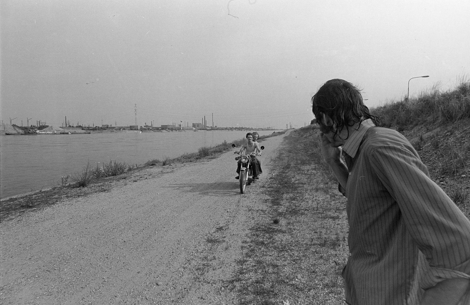 Magyarország, Budapest XI., Albertfalvai Duna-part, Árasztó út. A túlparton Csepel., 1979, Szaller Károly, Budapest, Fortepan #301700