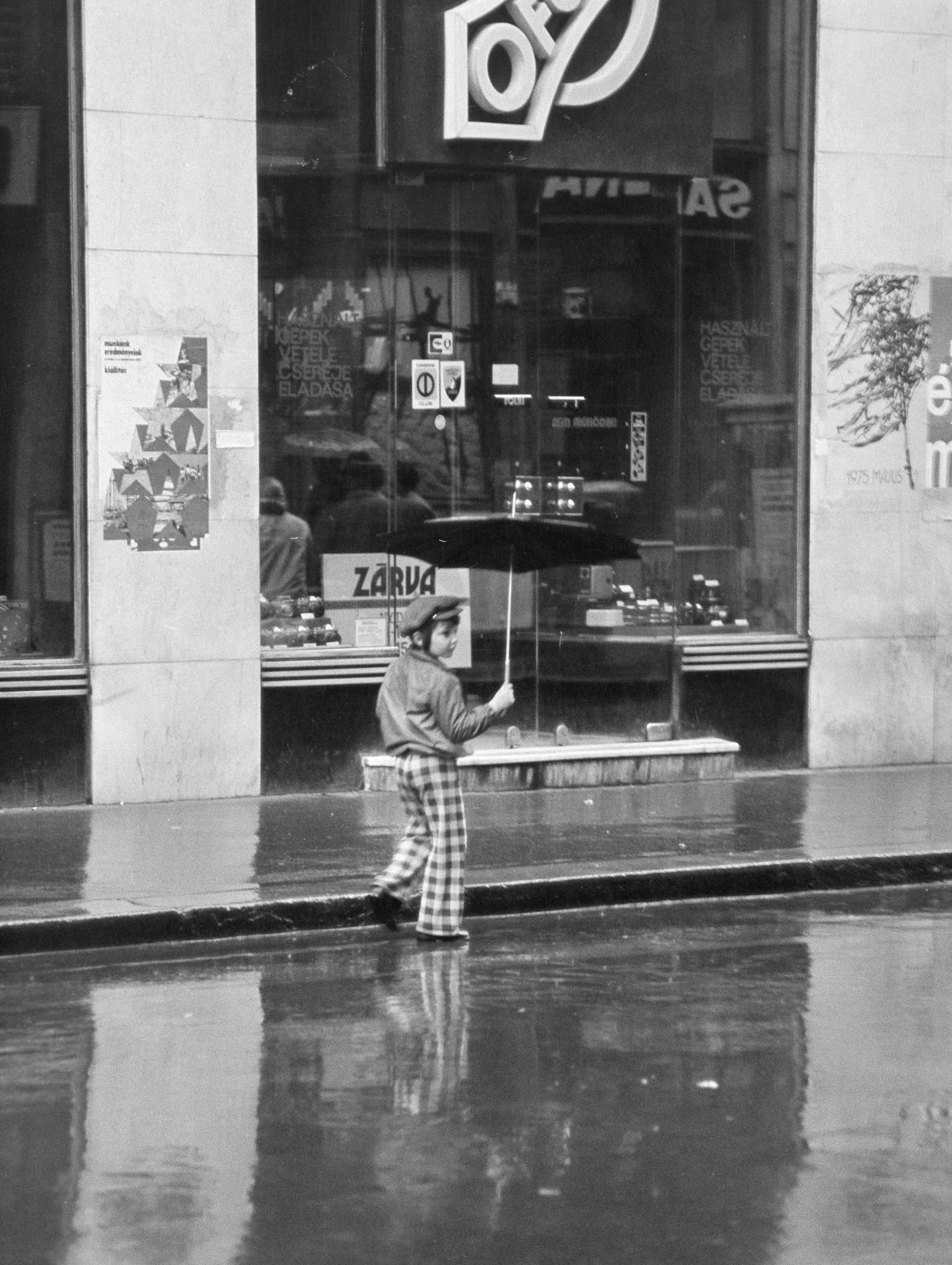 Hungary, Budapest V., Váci utca 2., a felvétel az OFOTÉRT kisáruház előtt készült., 1975, Szaller Károly, Budapest, Fortepan #301705