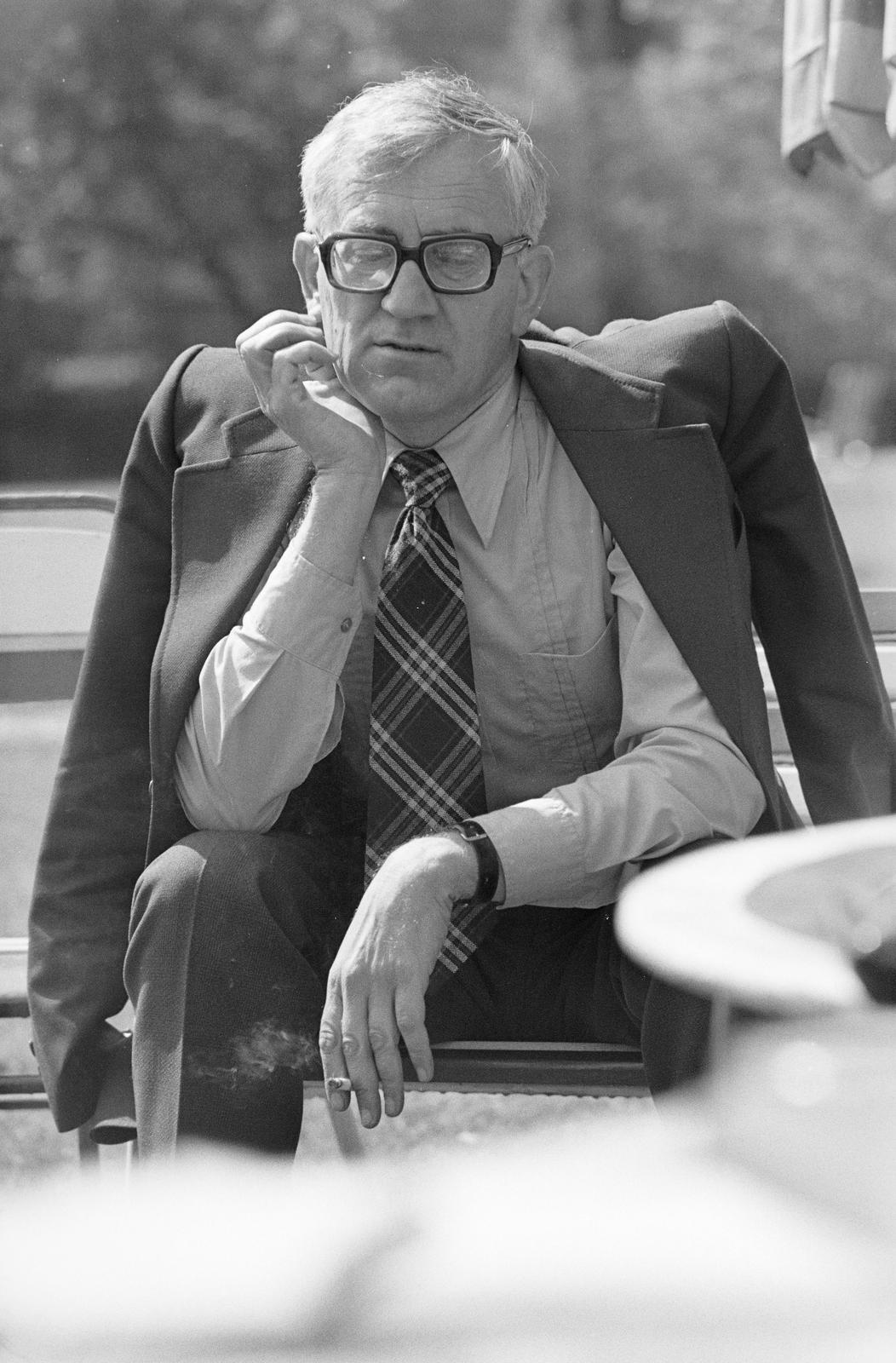 1977, Szaller Károly, man, prop up the head, Fortepan #301708