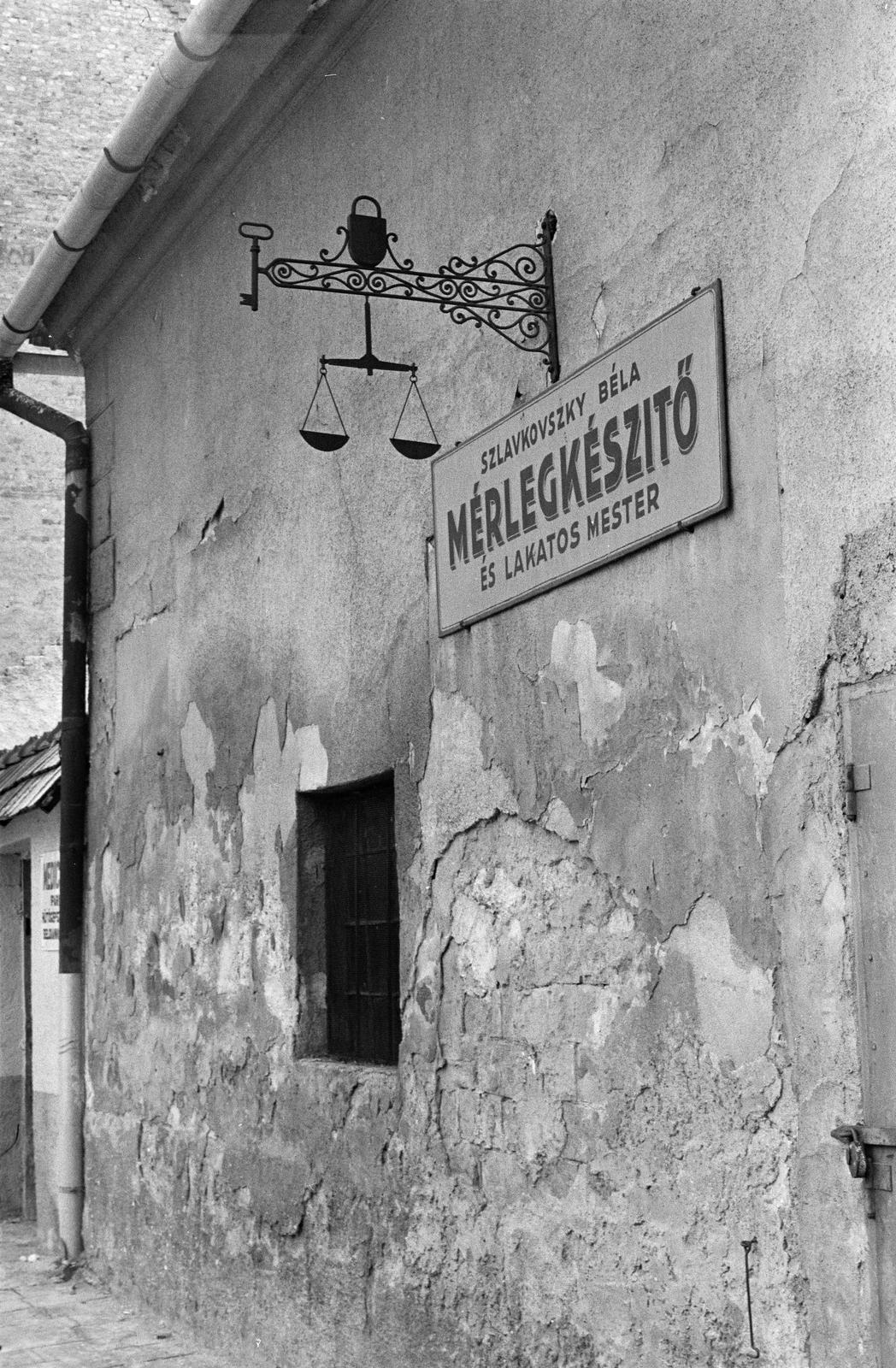 Magyarország, Miskolc, Szentpáli utca 19., Szlavkovszky Béla mérlegkészítő és lakatosmester cégére., 1980, Szaller Károly, Fortepan #301719