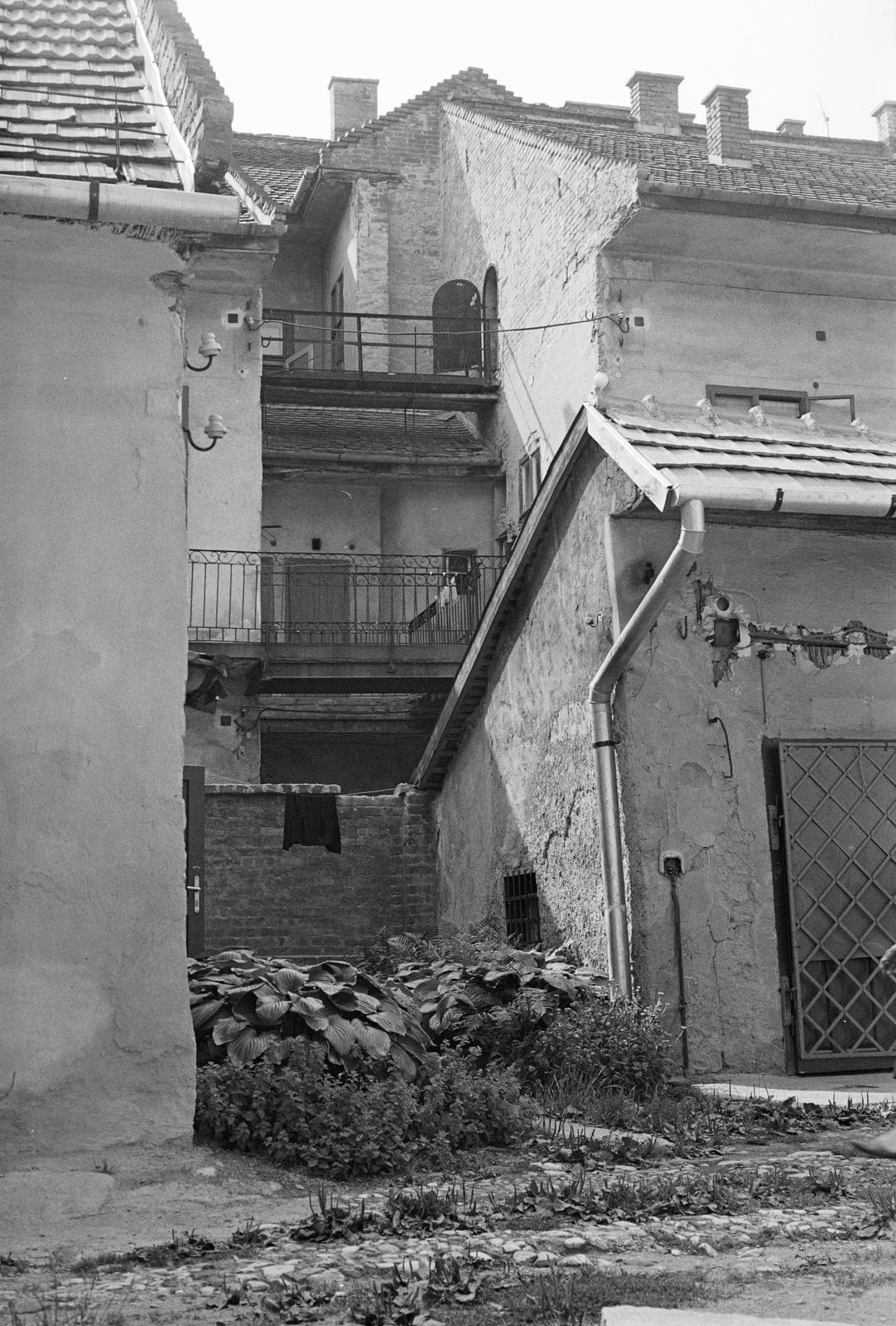 Magyarország, Miskolc, a Széchenyi utca 4. és 6. számú ház udvara., 1980, Szaller Károly, Fortepan #301720