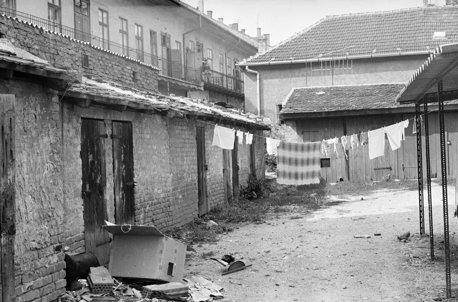 Magyarország, Miskolc, a Széchenyi utca 4. és 6. számú ház udvara., 1980, Szaller Károly, ruhaszárító, belső udvar, Fortepan #301721