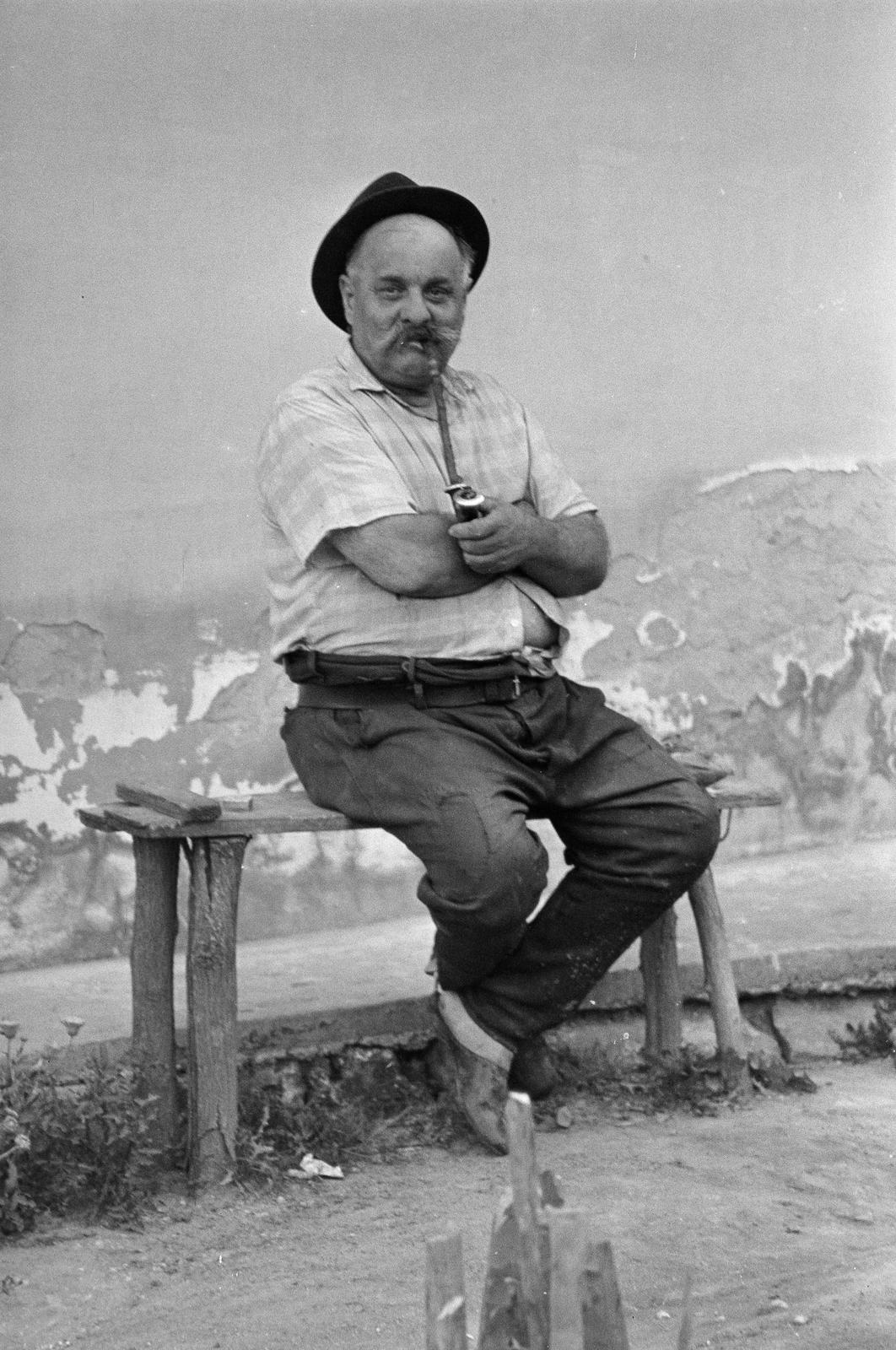 Hungary, 1980, Szaller Károly, bench, pipe, man, old person, Fortepan #301729