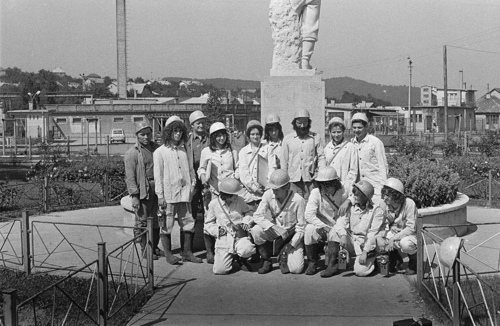 Hungary, (ekkor Ózd része, ma önálló), a felvétel id. Fekete Géza szobrászművész alkotása mögött, a Bányász szobor talapzatánál készült., 1979, Szaller Károly, Fortepan #301731