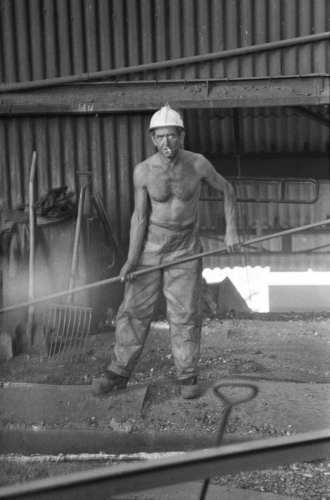 1979, Szaller Károly, Best of, dohányzás, munkás, félmeztelen, kohászat, Fortepan #301734