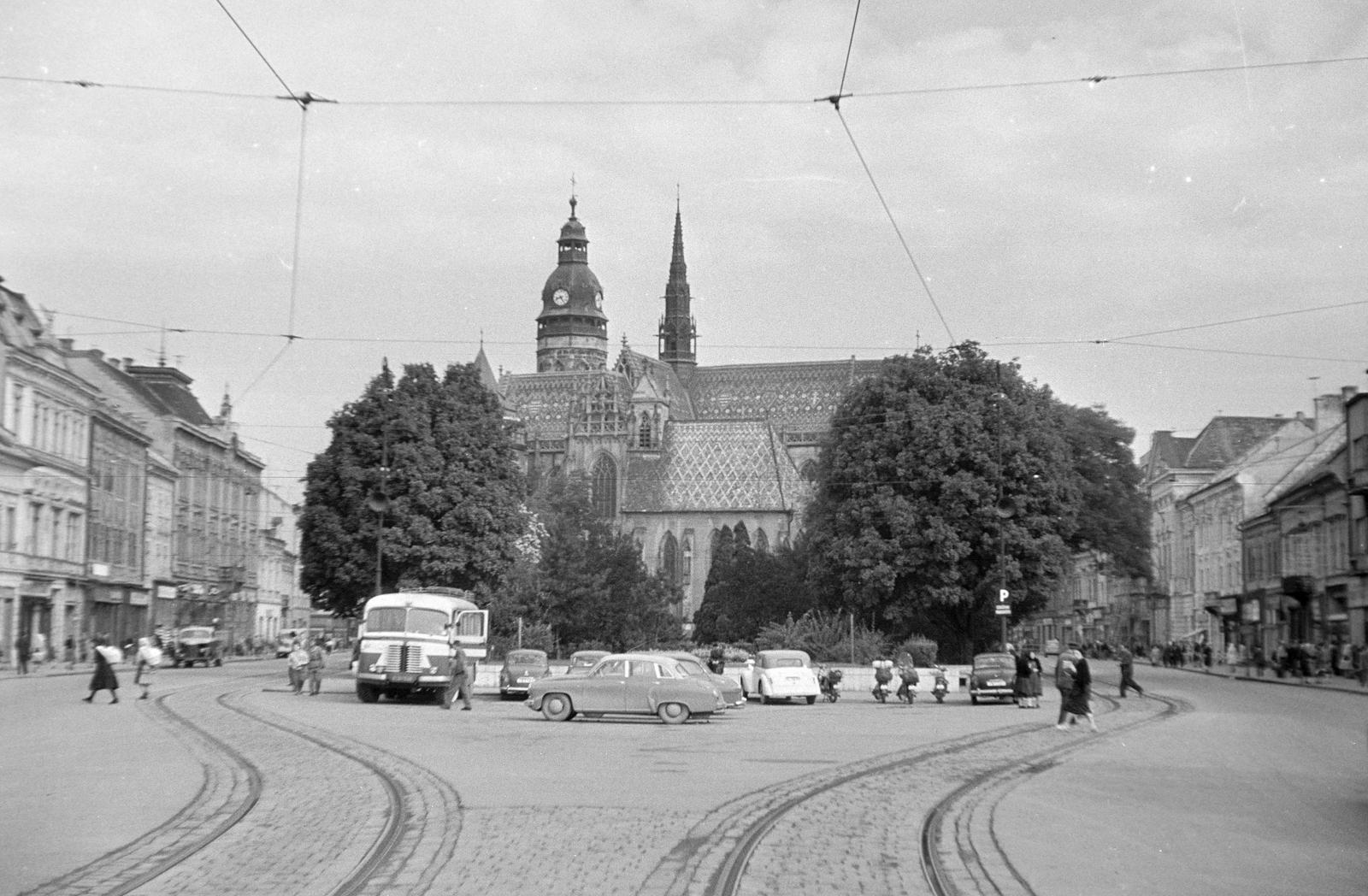 Slovakia, Košice, Fő utca (ulica Hlavná), szemben a Szent Erzsébet-főszékesegyház (Dóm)., 1958, Szalontai Tamás, bus, automobile, rails, Fortepan #301766