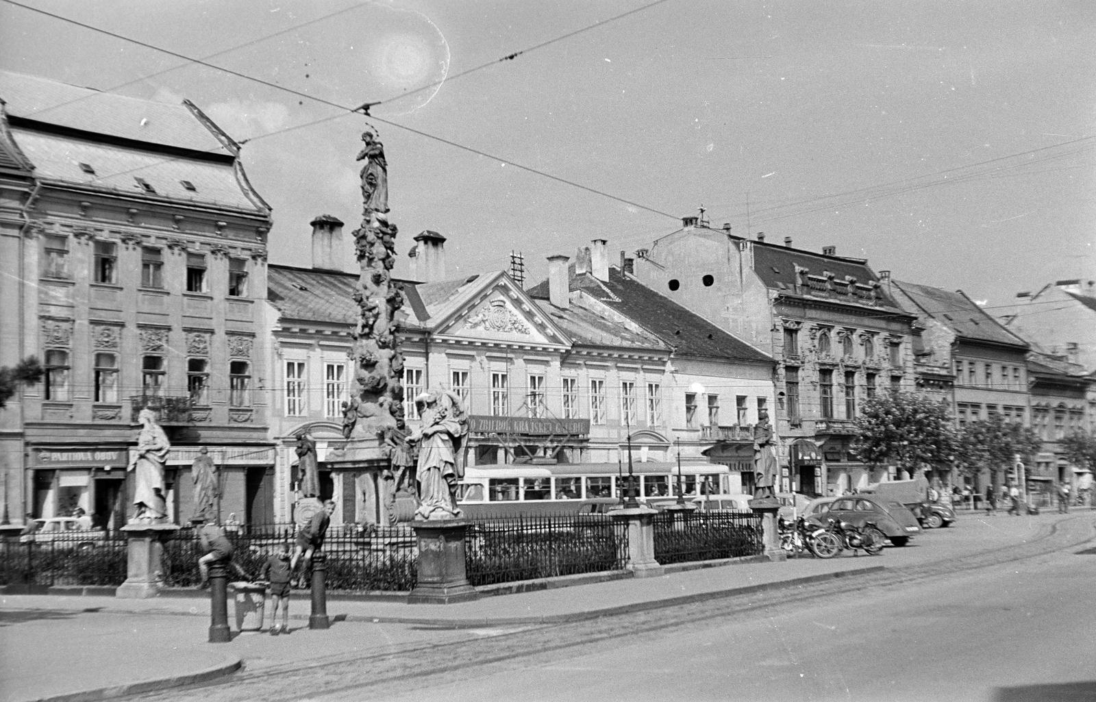 Szlovákia, Kassa, Fő tér (Hlavné namestie), előtérben az Immaculata-szoborcsoport (pestis-oszlop)., 1958, Szalontai Tamás, tömegközlekedés, tér, emlékmű, szobor, Fortepan #301767