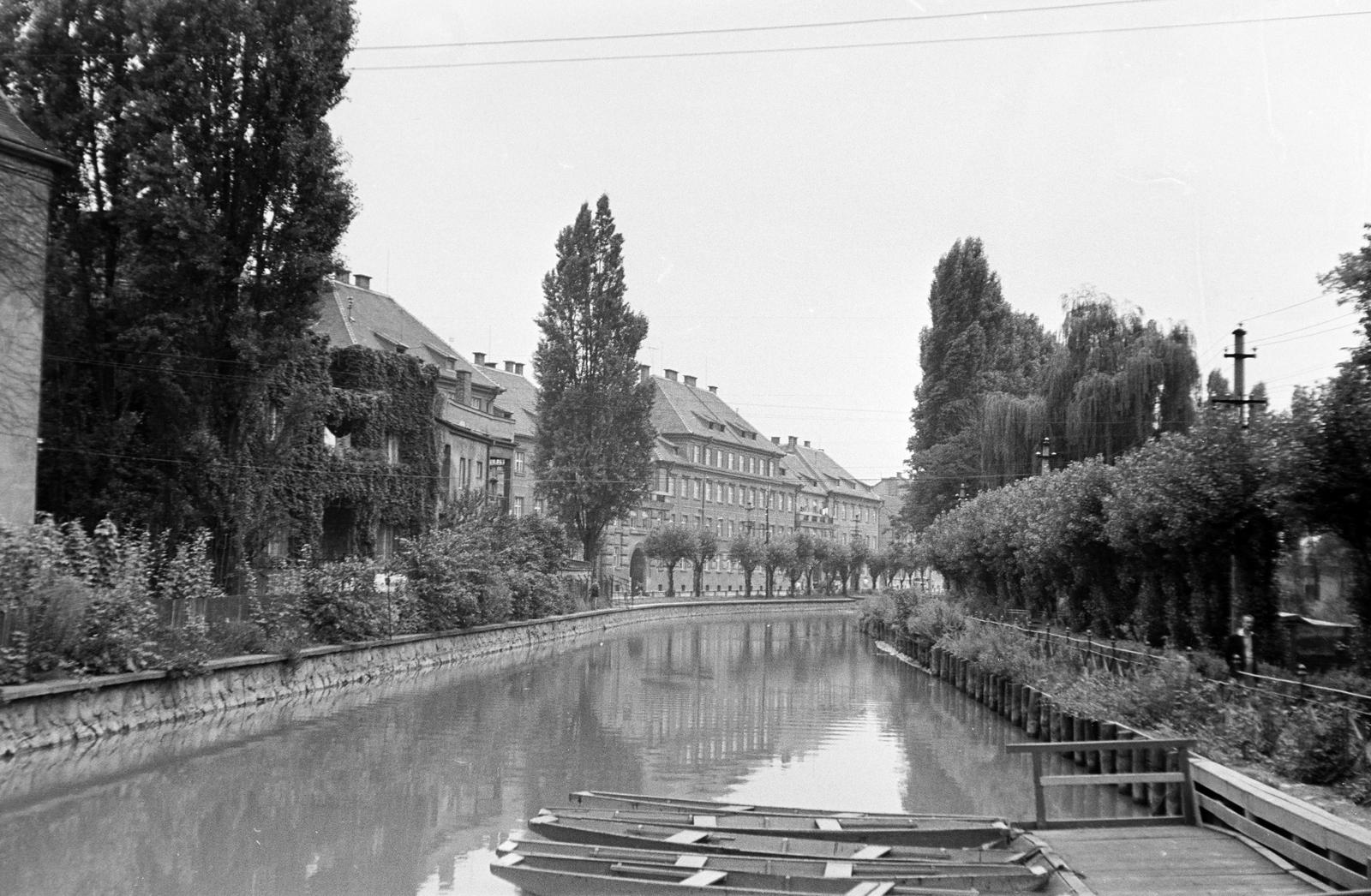 Szlovákia, Kassa, látkép a Malomárok feletti Szent István hídról. Ma a város északi és déli részét összekötő négysávos út, a Štefánikova ulica van a Malomárok helyén., 1958, Szalontai Tamás, csatorna, folyópart, Fortepan #301769