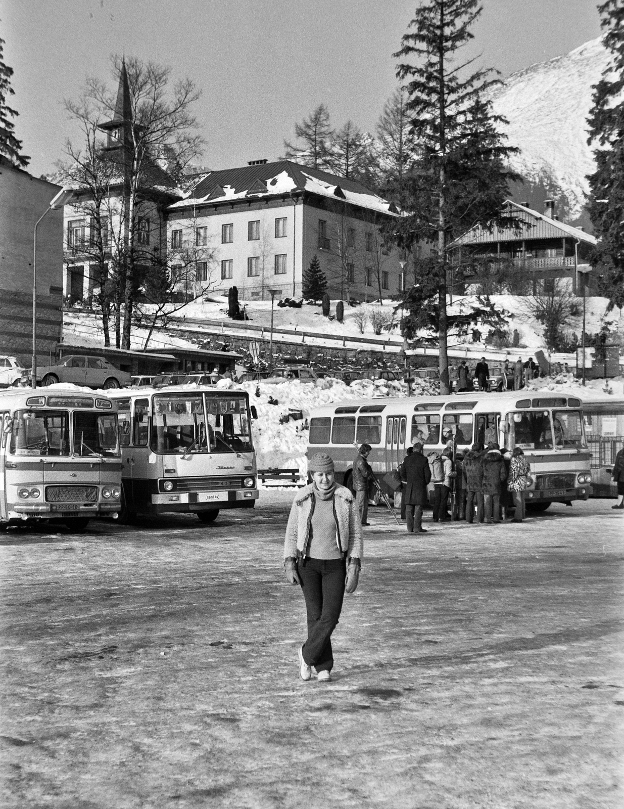 Slovakia, Starý Smokovec, 1981, Németh Tamás, Czechoslovakia, snow, bus, Czechoslovak brand, Hungarian brand, Skoda-brand, Ikarus-brand, car park, Karosa-brand, automobile, Tatra Mountains, leg over leg, Fortepan #30177