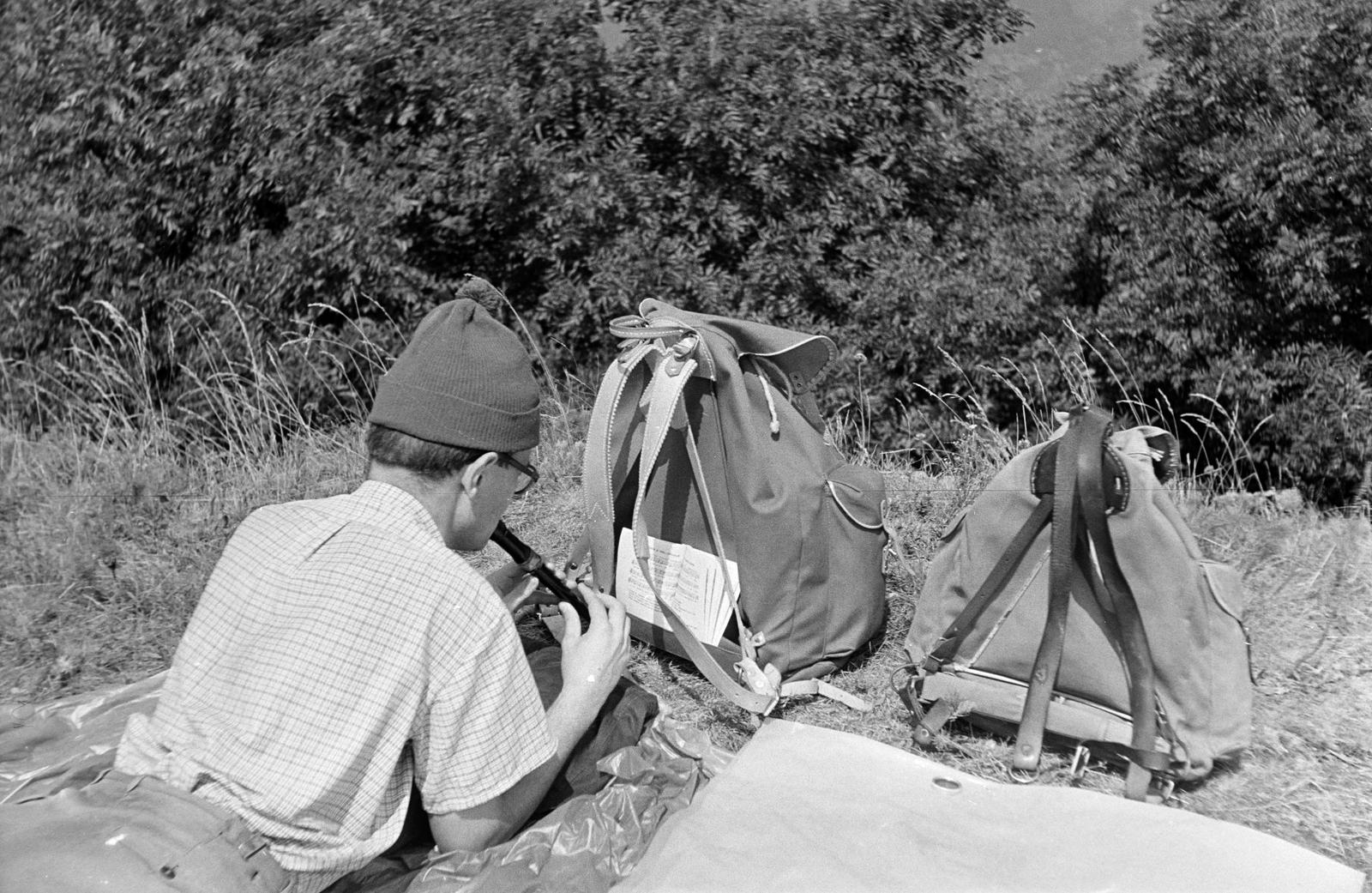 1958, Szalontai Tamás, sheet music, flute, lying on stomach, backpack, Fortepan #301771