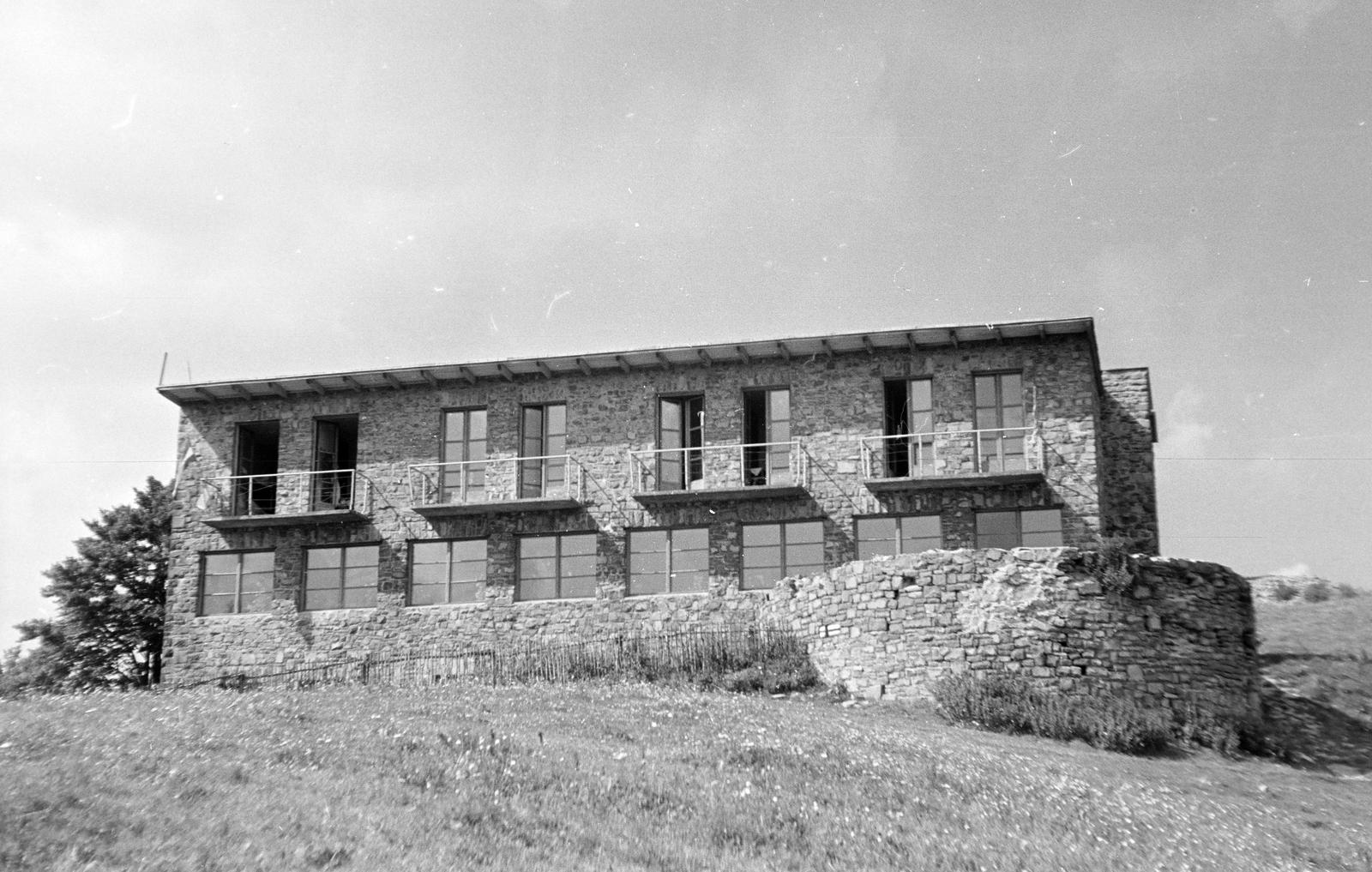 Hungary, Börzsöny, Nagy-Hideg-hegy, turistaház., 1958, Szalontai Tamás, freestone, building, divided windows, Fortepan #301772