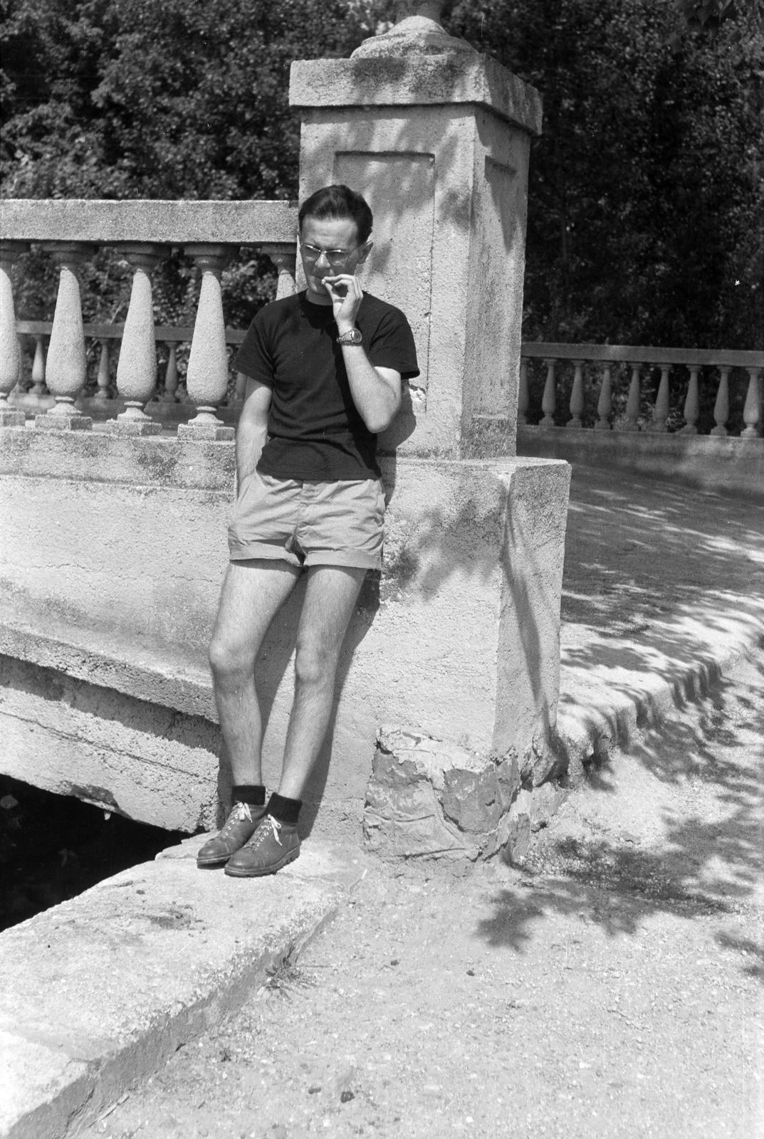 Hungary, Balatonalmádi, a felvétel a Sóhajok hidjánál készült., 1960, Szalontai Tamás, wrist watch, leaning, smoking, Fortepan #301790