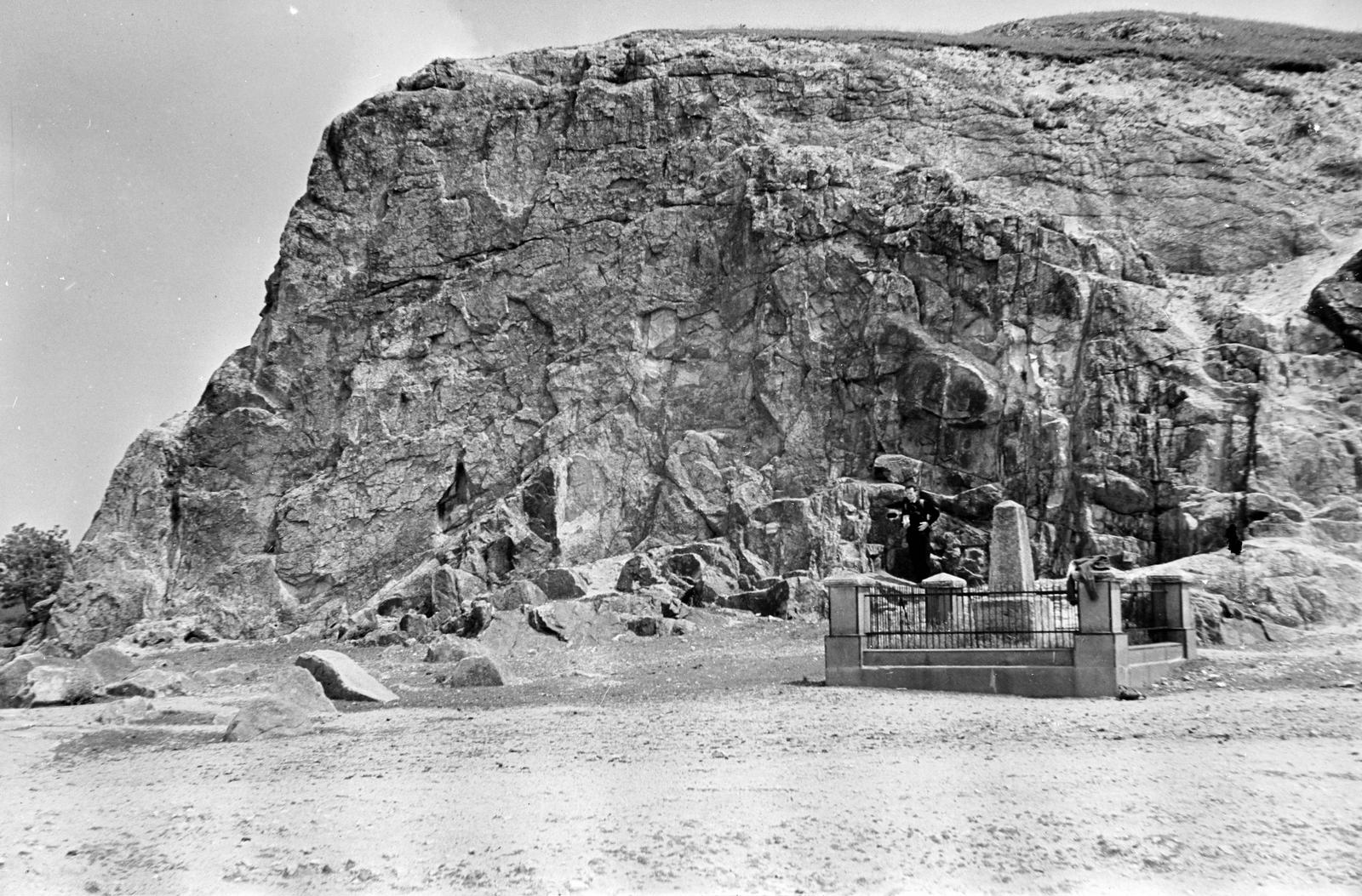 Magyarország, Nadap, szintezési ősjegy / alappont., 1961, Szalontai Tamás, kerítés, emlékmű, hegyoldal, szikla, Fortepan #301809