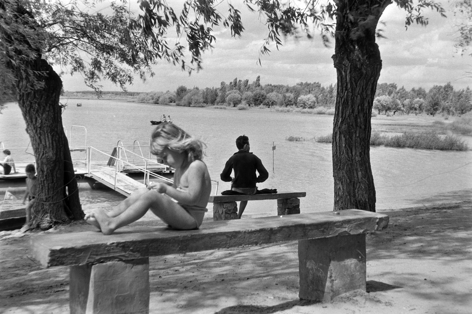 Hungary, Mártély, Tisza-part, strand., 1959, Németh Tamás, girl, summer, pier, bench, shore, Fortepan #30181