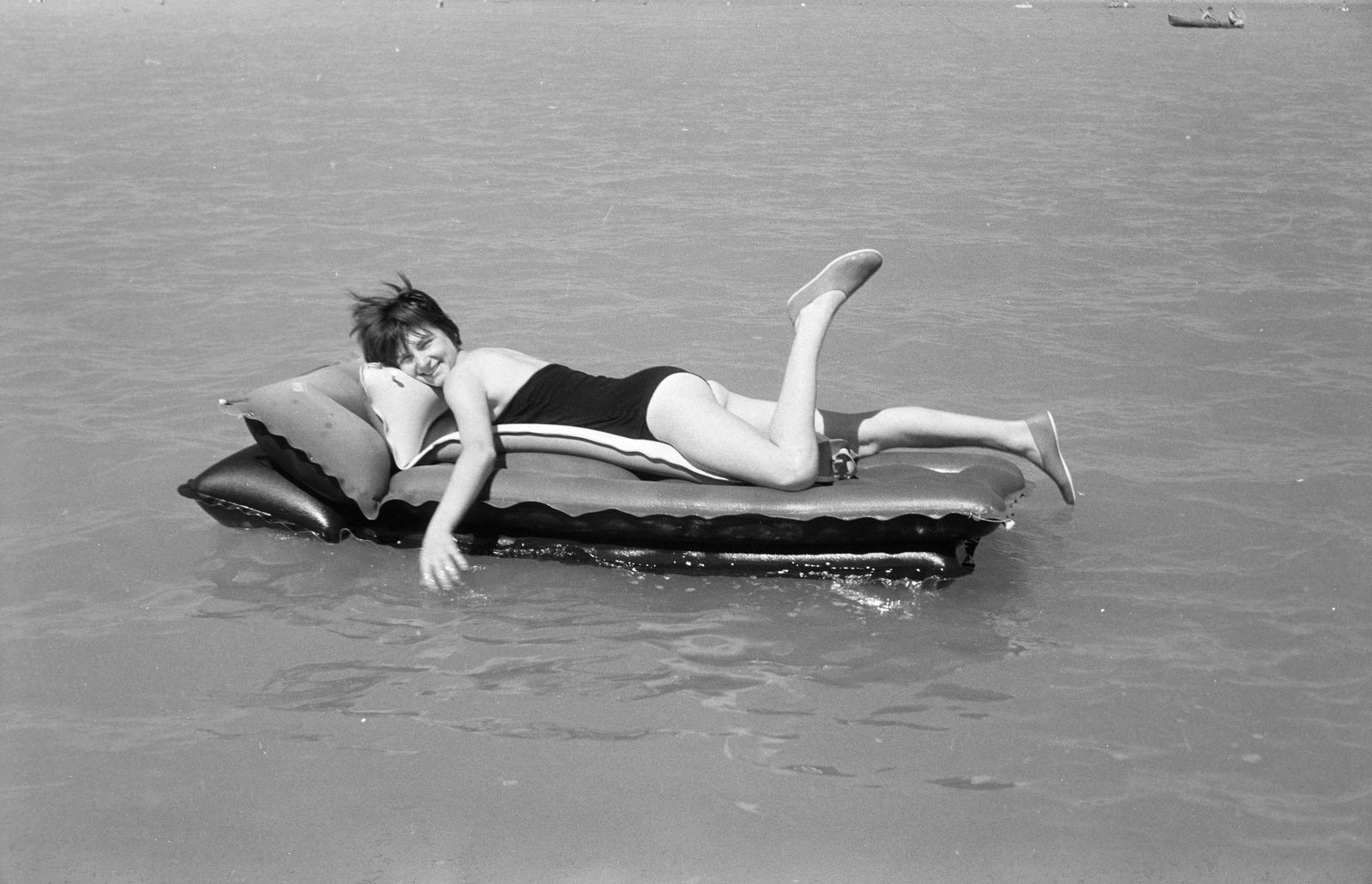 1962, Szalontai Tamás, air mattress, lying on stomach, Fortepan #301813