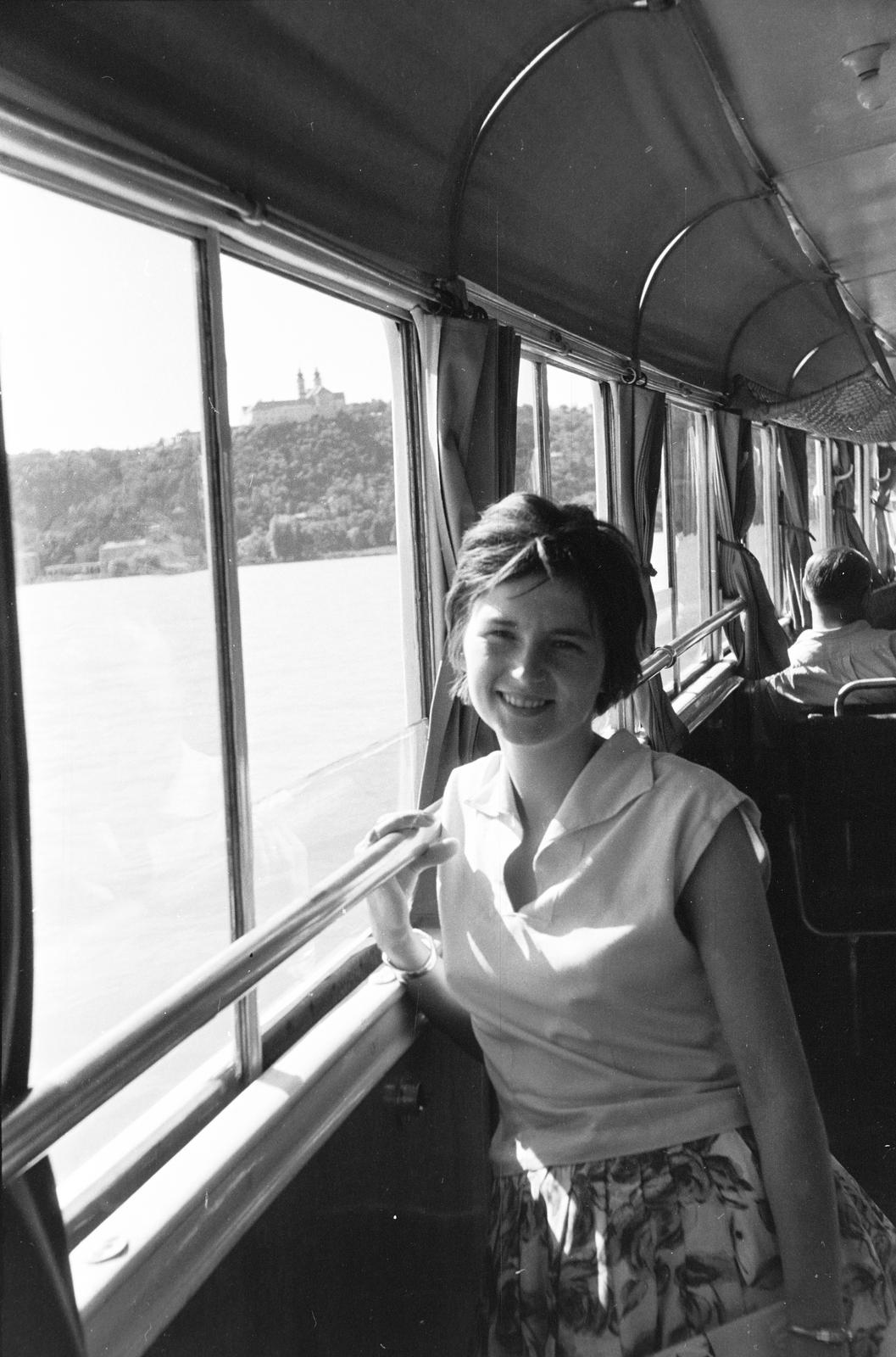 Magyarország,Balaton, látkép egy Tihany felé tartó vízibuszról, a távolban fent a Bencés Apátság., 1962, Szalontai Tamás, ablak, sétahajó, Fortepan #301814