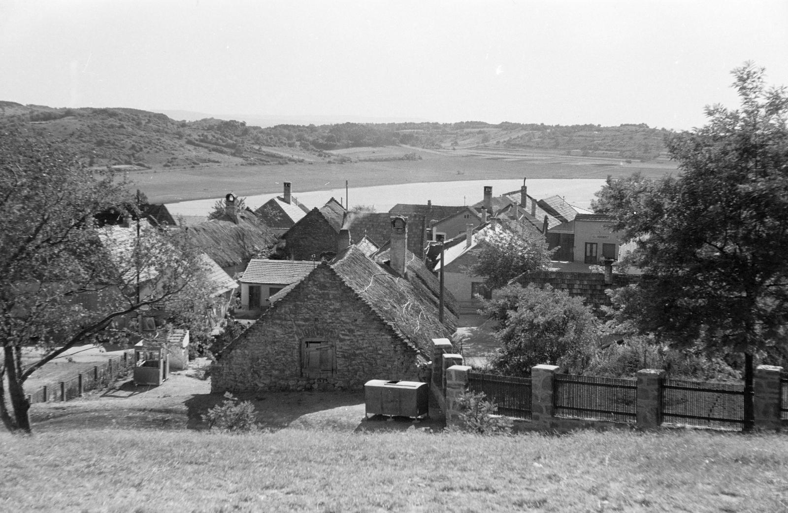 Hungary,Lake Balaton, Tihany, kilátás a Bencés Apátságtól a Belső-tó felé. Előtérben balra a parkolót határoló kerítés látható, a Kossuth Lajos utcánál a mai Borsos Miklós térnél., 1962, Szalontai Tamás, freestone, house, picture, Fortepan #301816