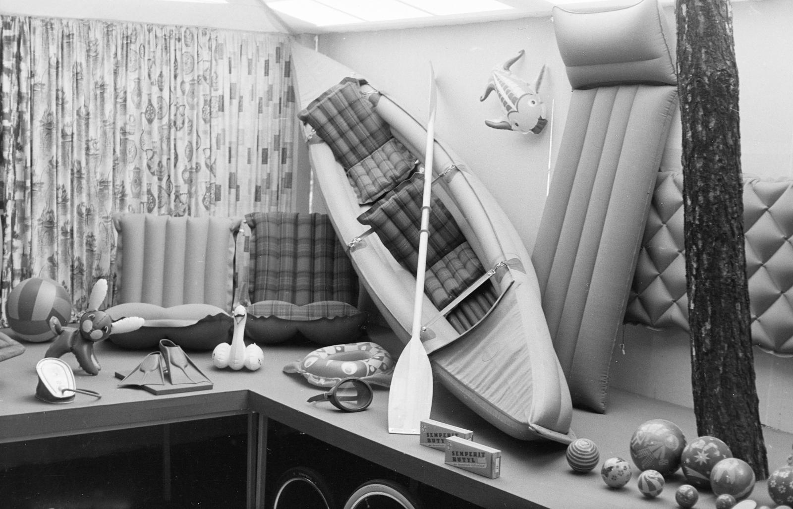 Hungary, Budapest XIV., 1962, Szalontai Tamás, exhibition, beach stuff, air mattress, Budapest, Fortepan #301823